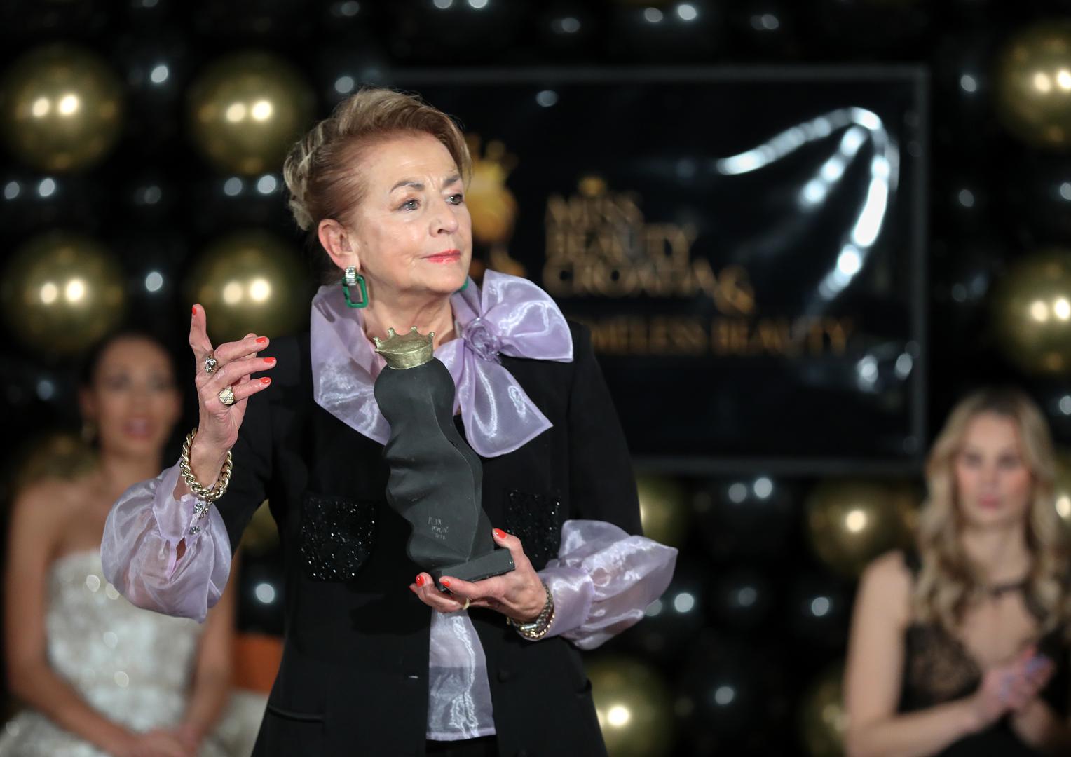 Ksenija Urličić iza sebe je ostavila mnogo više od televizijskih emisija i nagrada. Bila je dio generacije koja je stvarala televiziju u Hrvatskoj, od vremena prvih najavljivača do velikih spektakala, Dore i televizijske zabave devedesetih. 