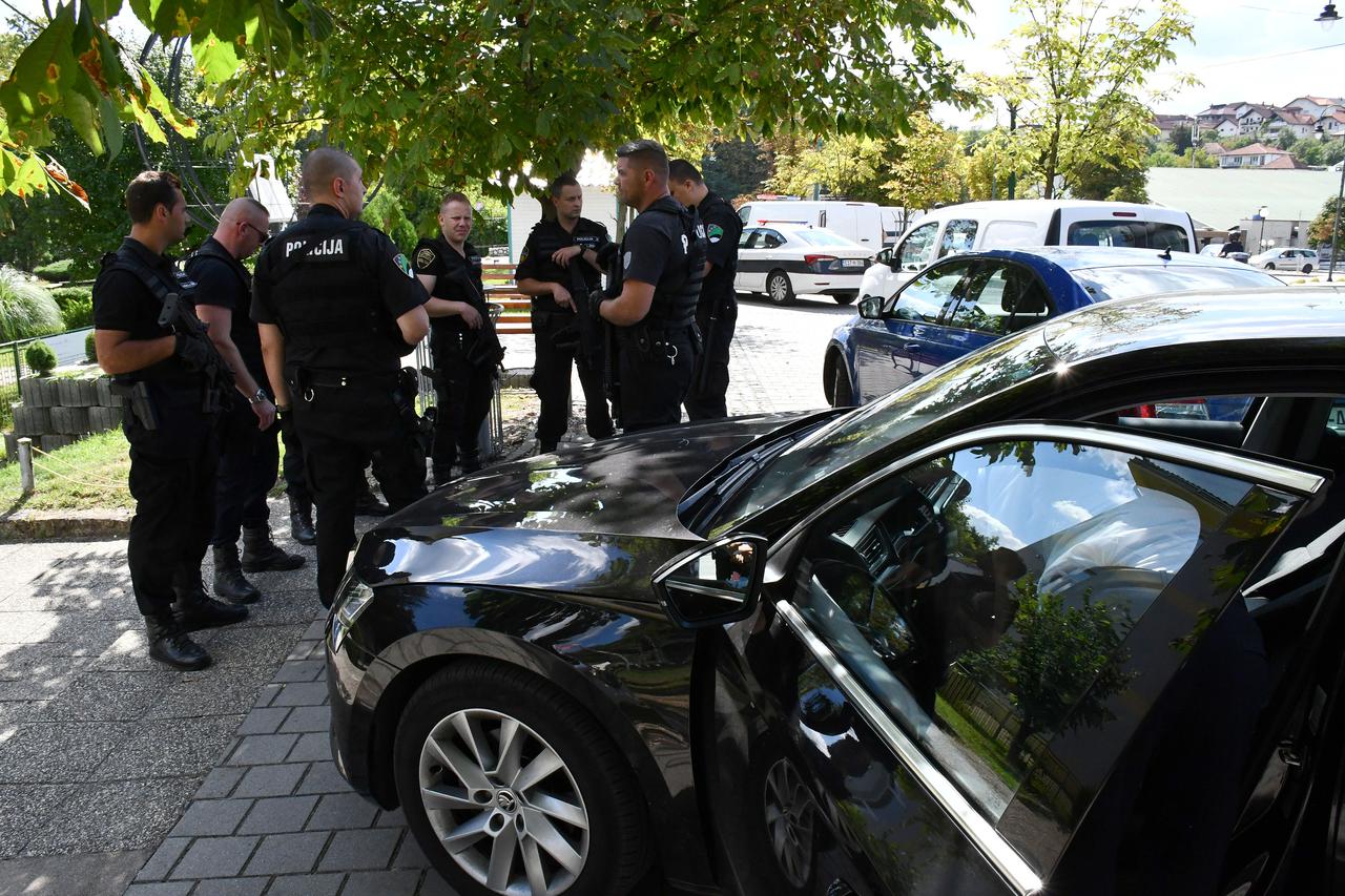 Gradačac: Očevid na policijskom automobilu na koji je pucao Nermin Sulejmanović