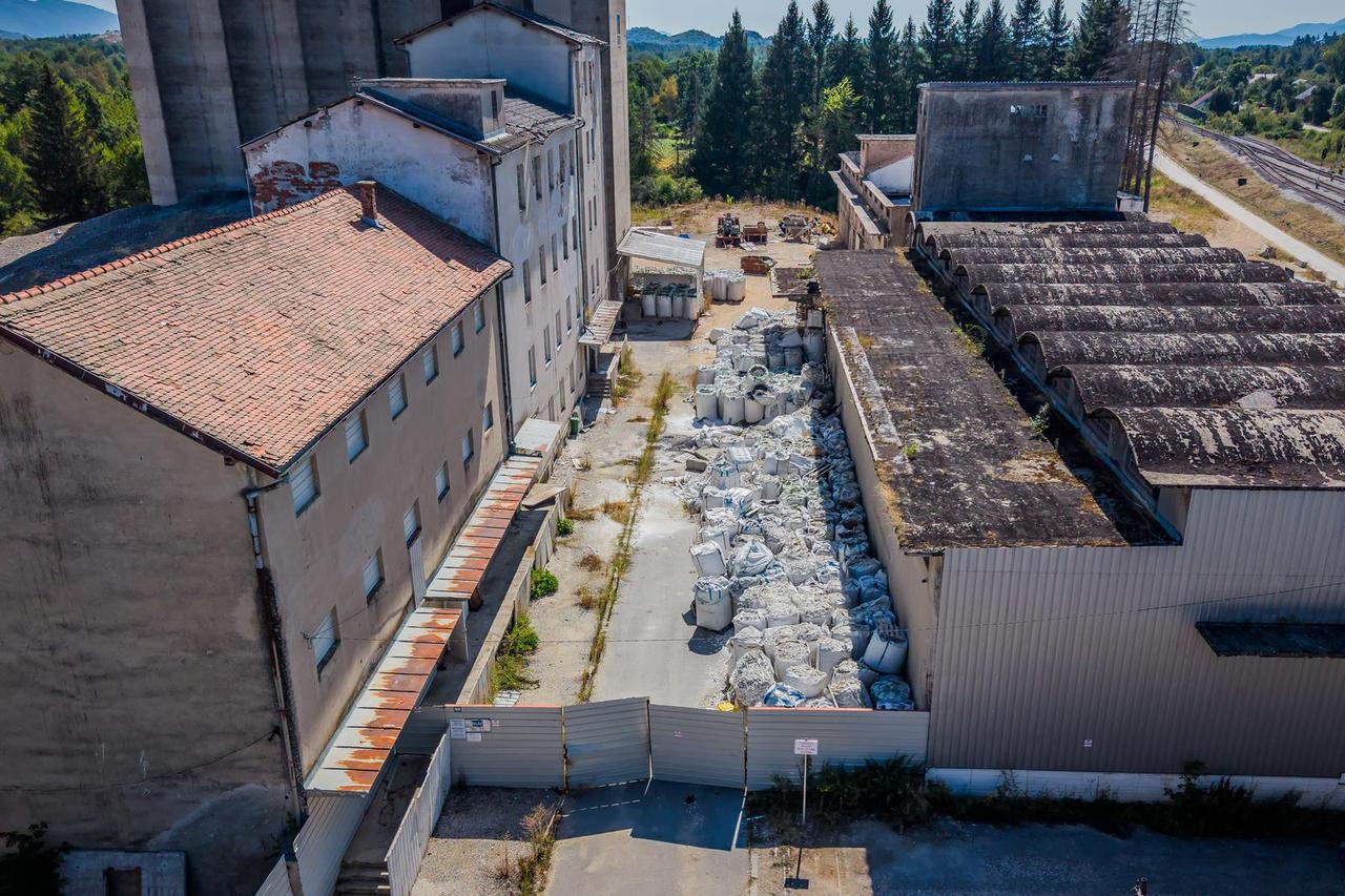 Fotografije iz zraka ilegalnog odlagališta otpada u Gospiću