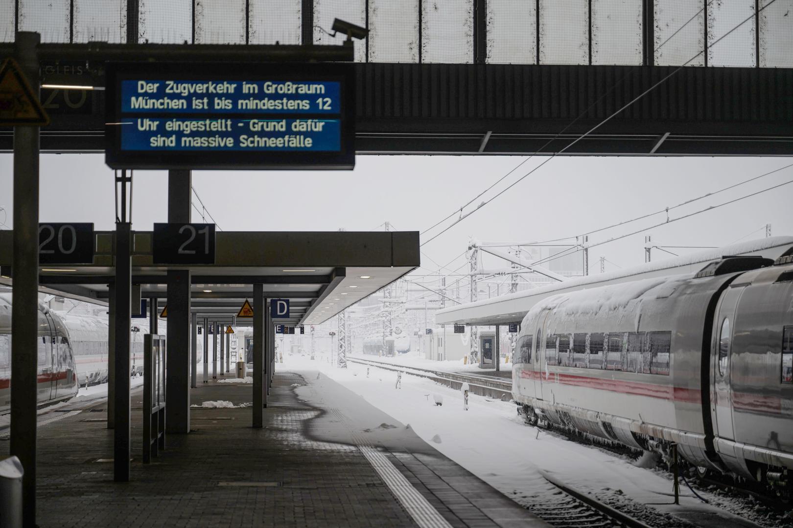 02 December 2023, Bavaria, Munich: Snow-covered tracks and empty platforms at the main station. Train services to and from the main station have been temporarily suspended. Snow and ice have caused chaos on the roads and on the railroads in southern Bavaria. Photo: Lukas Barth/dpa Photo: Lukas Barth/DPA