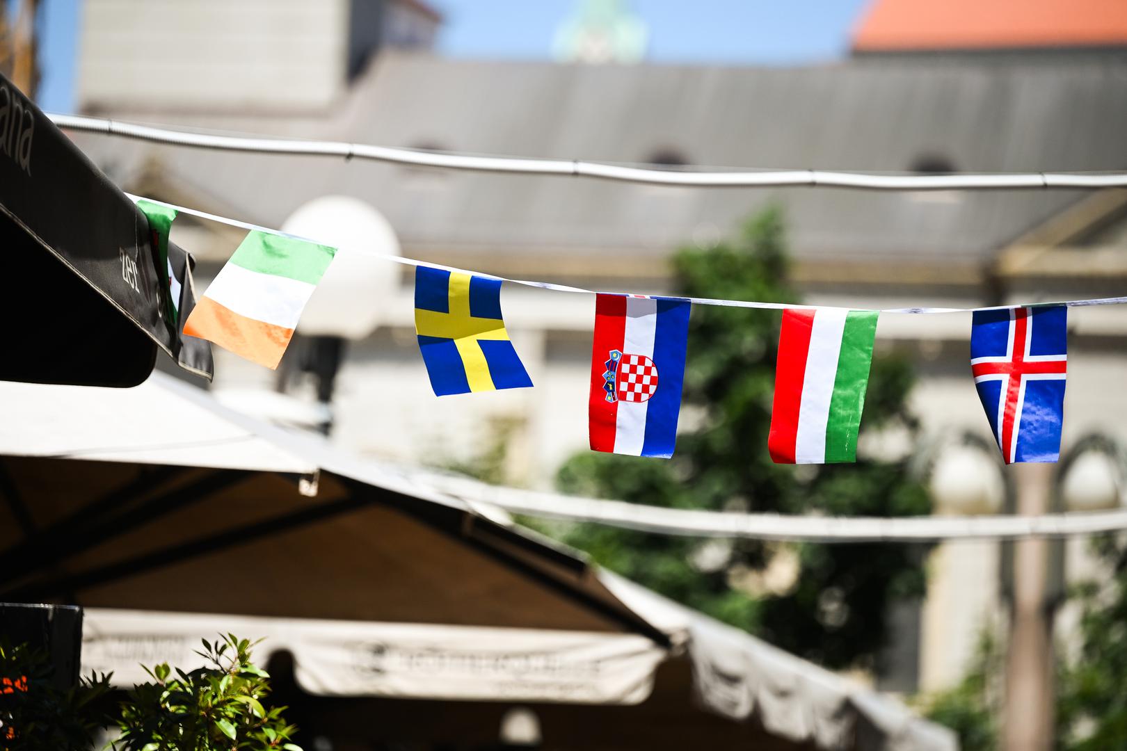 Diljem grada izlozi, kafići i trgovine ukrašeni su hrvatskim zastavama i prepoznatljivim crveno-bijelim kockicama. 