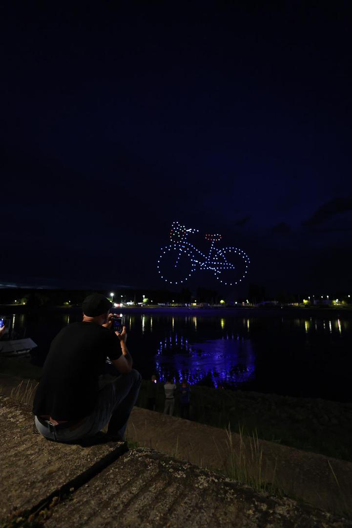 Nebo iznad Osijeka u četrak navečer pretvorilo se u veličanstvenu svjetlosnu pozornicu. Sinkronizirani dronovi izveli su spektakularni drone light show koji je bio središnji događaj prvog dana trećeg po redu međunarodnog Osijek Drone Expo 2026.