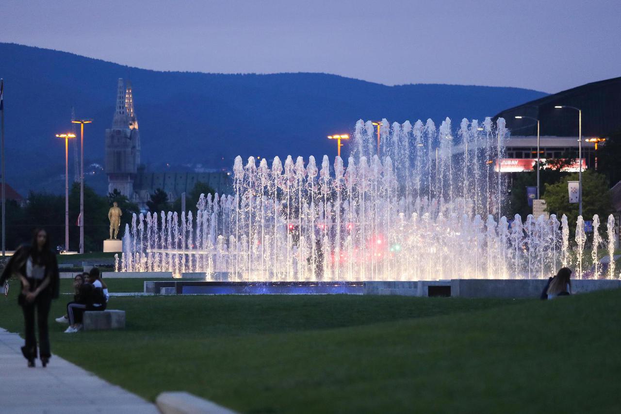Zagreb: Fontana na Sveučilišnoj livadi