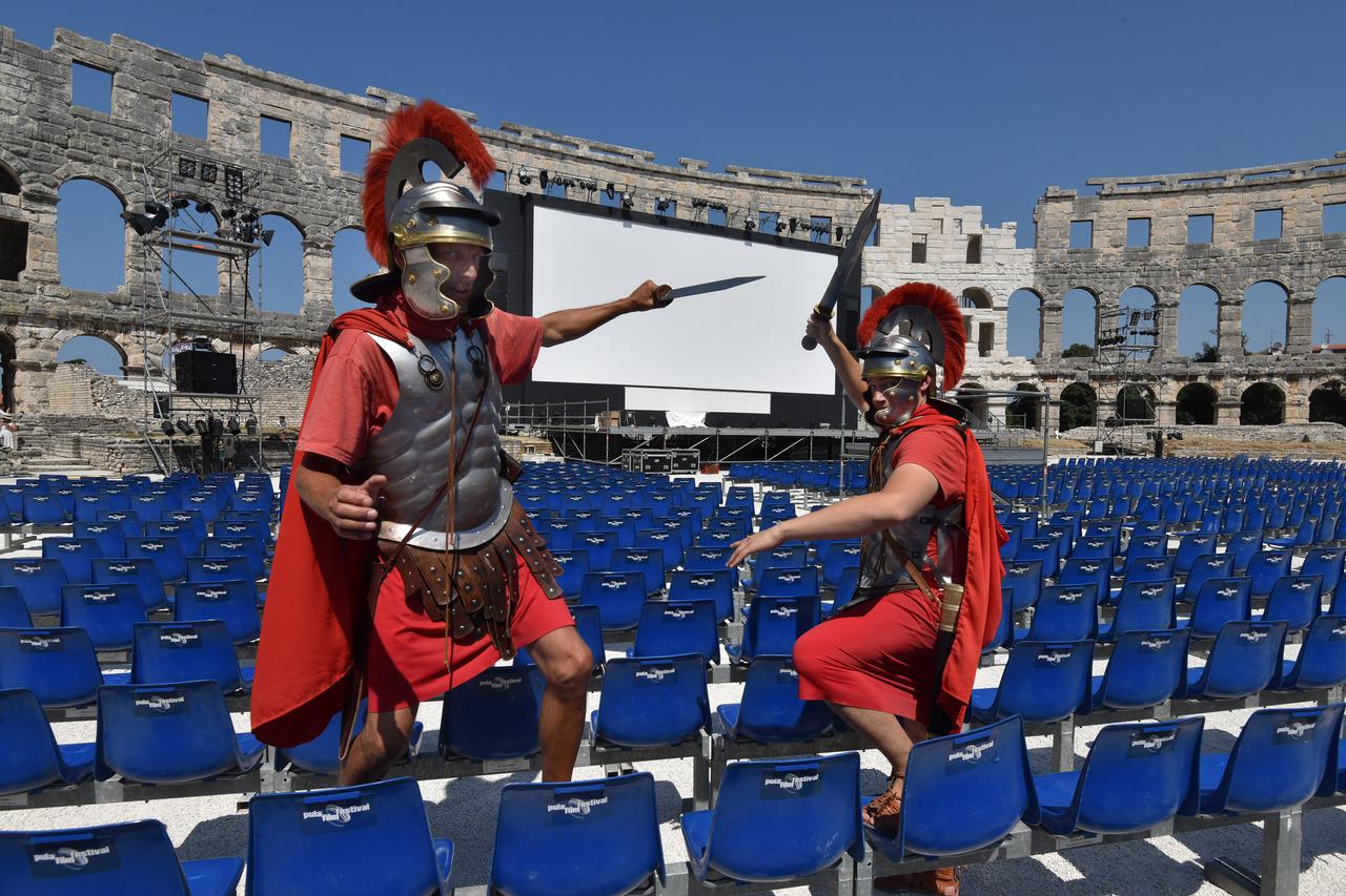 17.07.2015., Pula - Traju posljednje pripreme uoci otvorenja 62. filmskog festivala, najstarijeg nacionalnog festivala s najvecim prosjecnim brojem gledatelja po filmu. Rimske legionare sutra ce zamijeniti filmski legionari u borbi za zlatnu arenu.  Photo