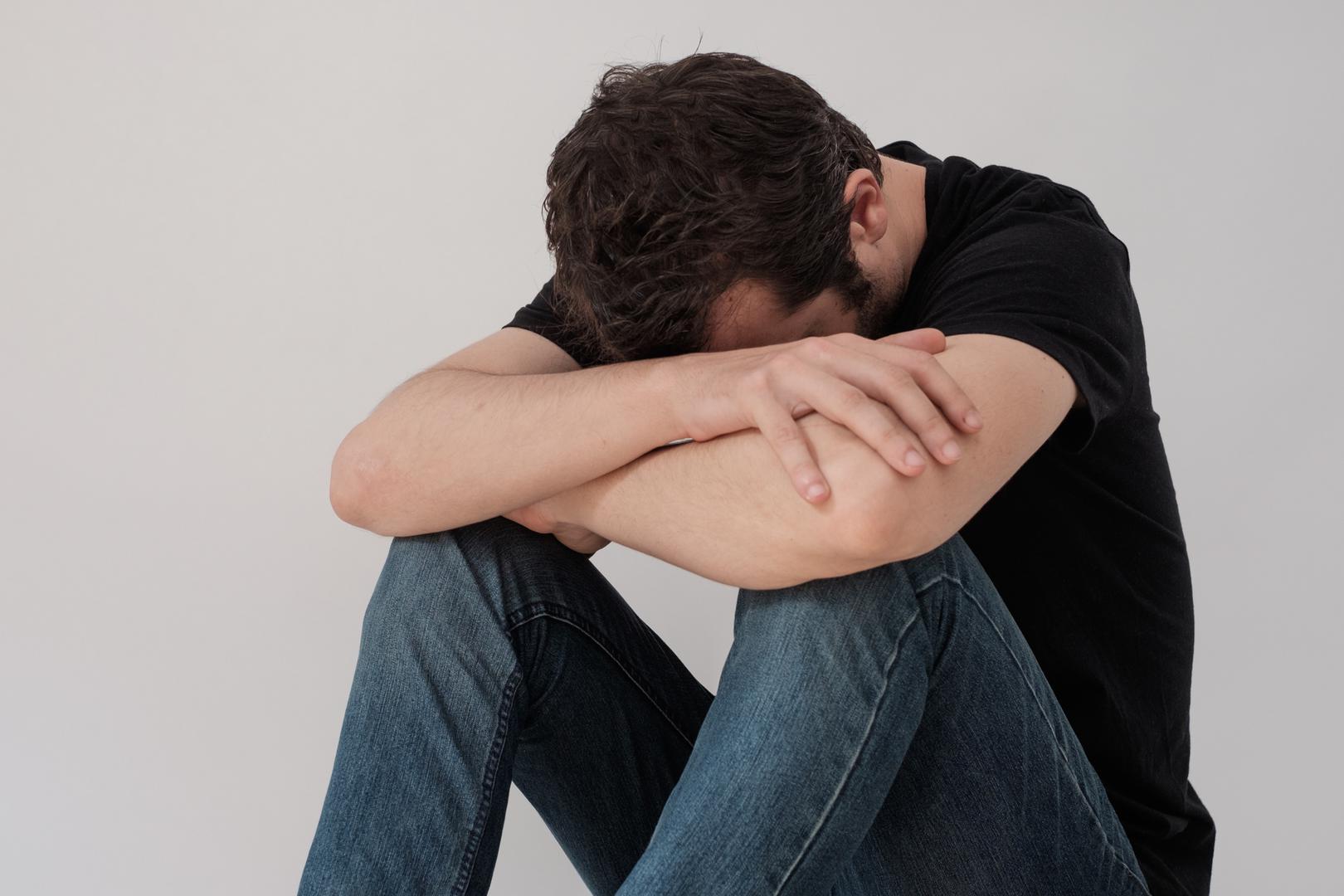 Depresivni realizam prvi put je spominjan 1979. godine u stručnom članku koji su potpisali L.B. Alloy i L.Y. Abramson. U tadašnjem istraživanju osobe s depresijom pokazale su karakteristike boljeg prosuđivanja i razine samokontrole u odnosu na osobe koje nisu depresivne. 