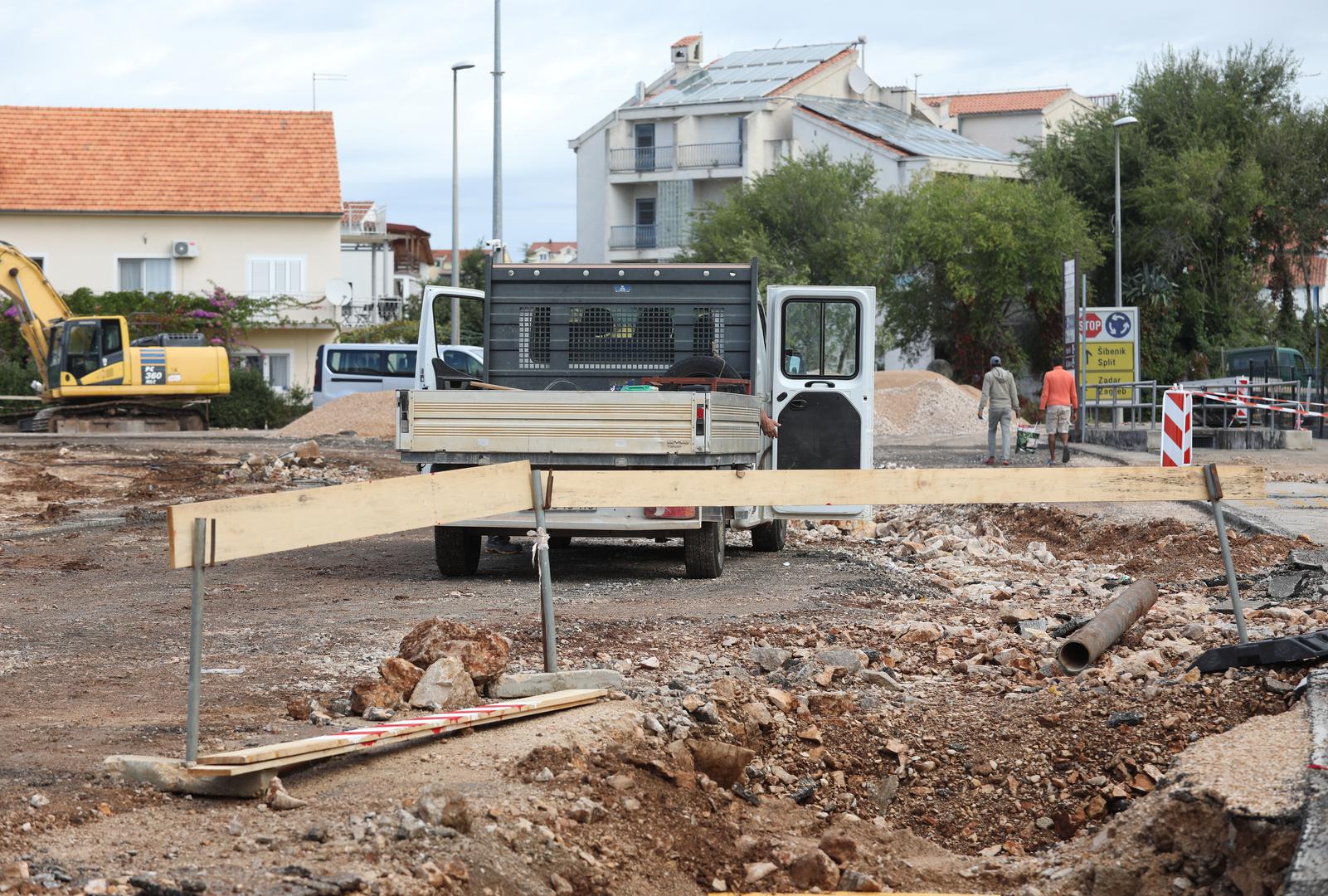 Počeli radovi na projektu rekonstrukcije državne ceste D8 u Vodicama, križanja i pješačke staze – II faza, duljine otprilike 920 metara, u vrijednosti 3,95 milijuna eura bez PDV-a. 