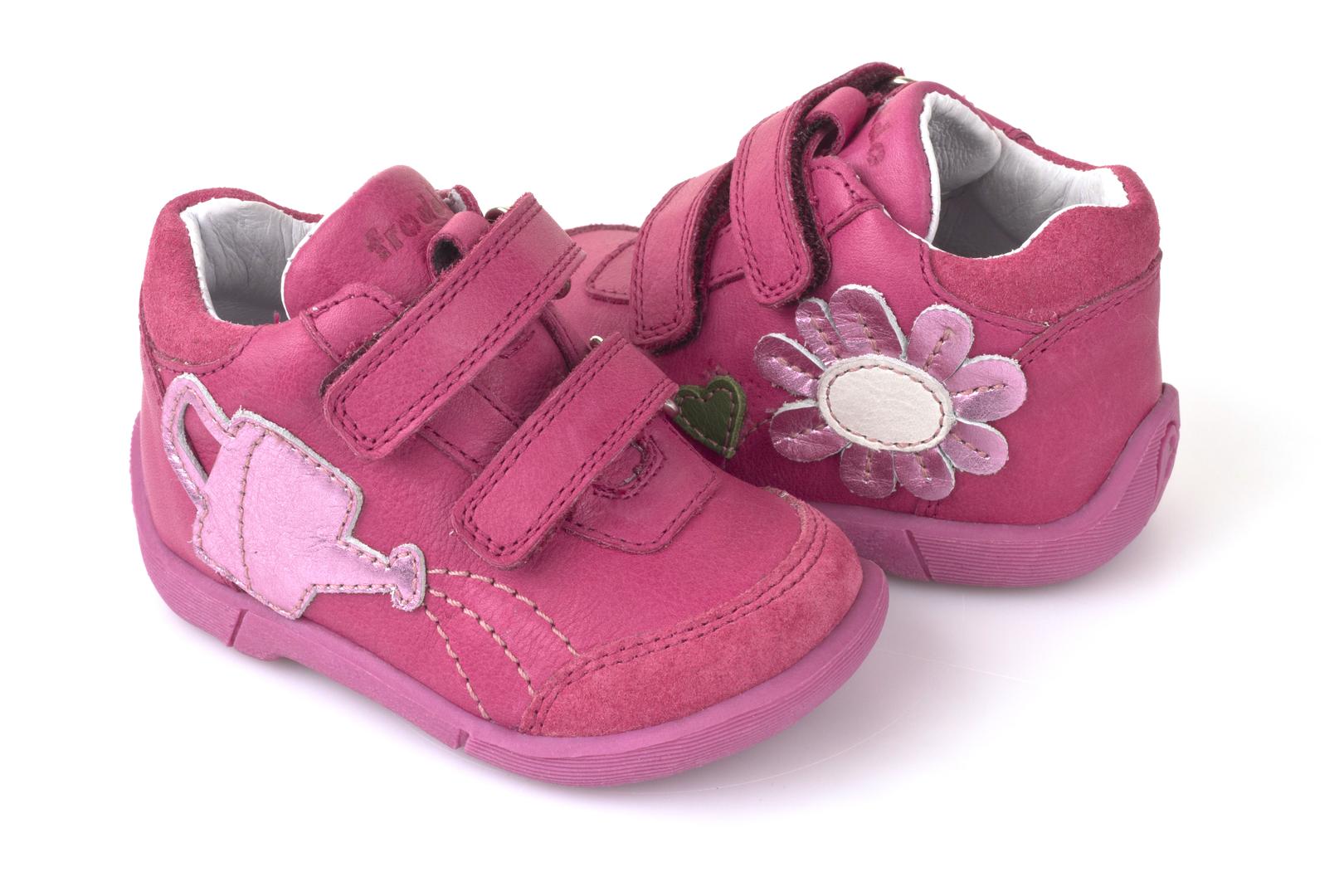 vel. od 18 - 22, cijena 348,00 kn.