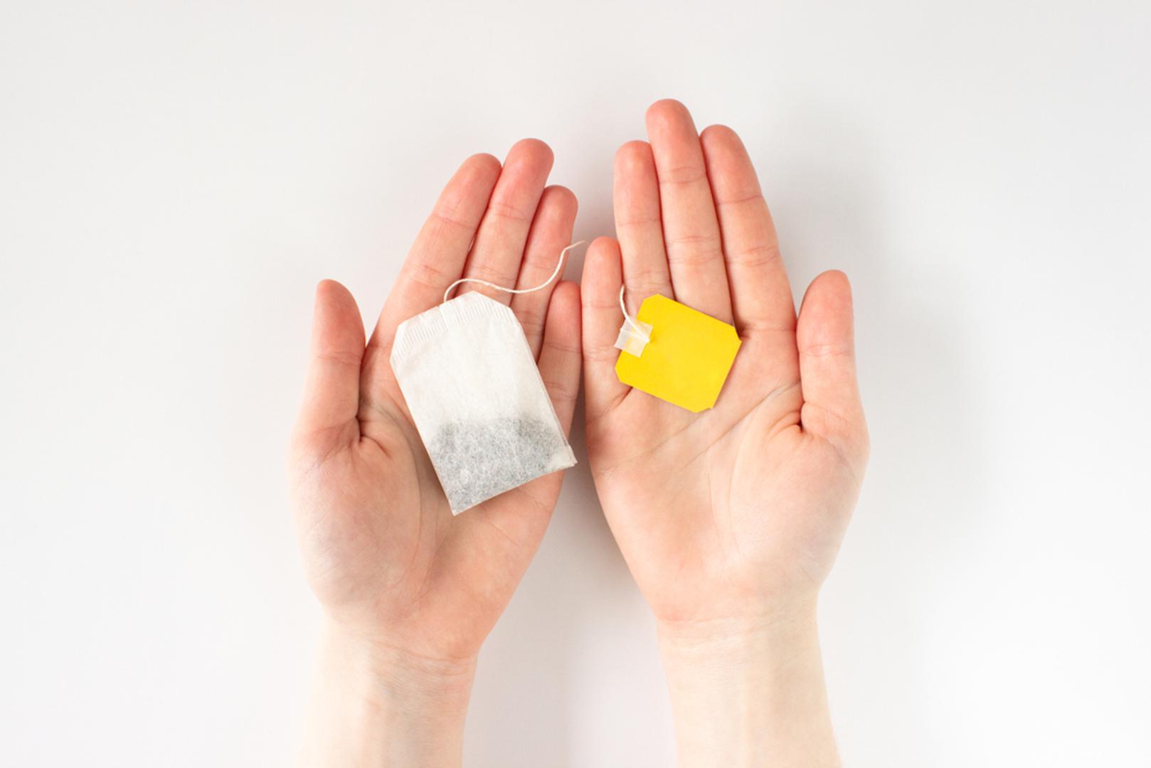 Kupka za stopala ili ruke nakon hladnog dana: Nekoliko iskorištenih vrećica ubacite u lavor tople vode i ostavite da puste još boje i mirisa. Takva kupka može biti mali kućni ritual nakon šetnje po hladnoći i grijanja koje isušuje kožu. Nakon 10 minuta obrišite kožu i namažite kremu da 'zaključate' vlagu.