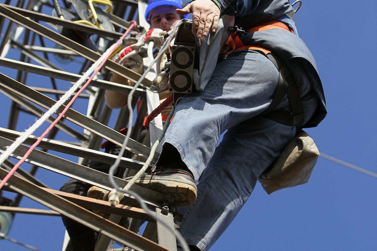 28.11.2012., Koprivnica - Radnici tvrtke Dalekovod postavljaju opticke kablove za internet i telefonske linije u okolici Koprivnice na dalekovode HEP-a.  Photo: Marijan Susenj/PIXSELL