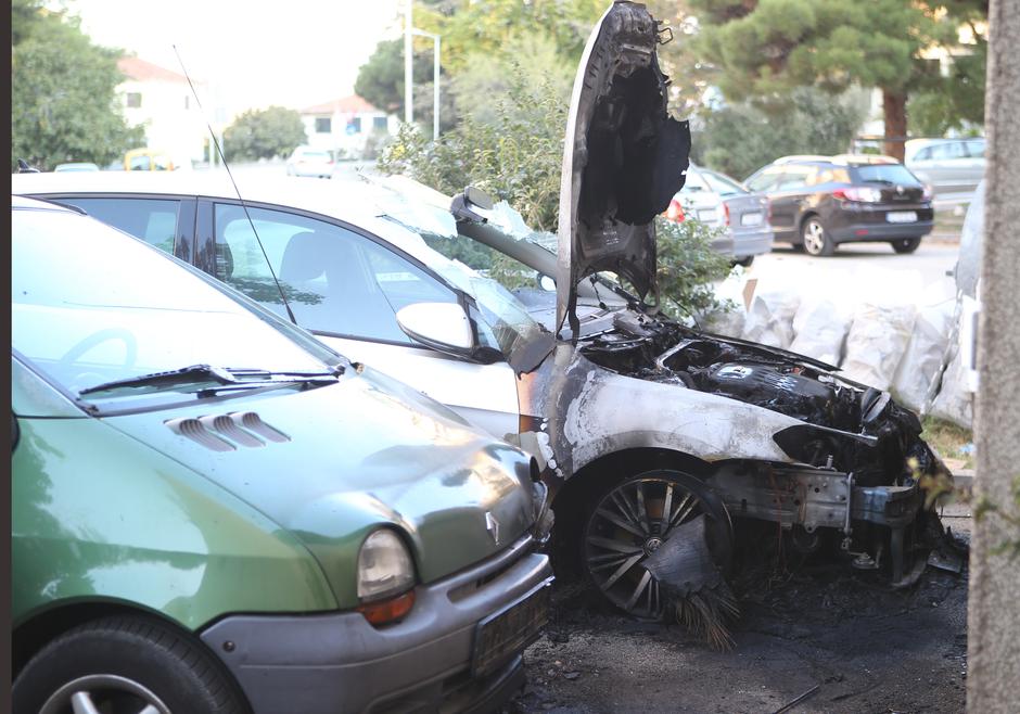 Tijekom noći gorjela vozila u Vinkovačkoj ulici