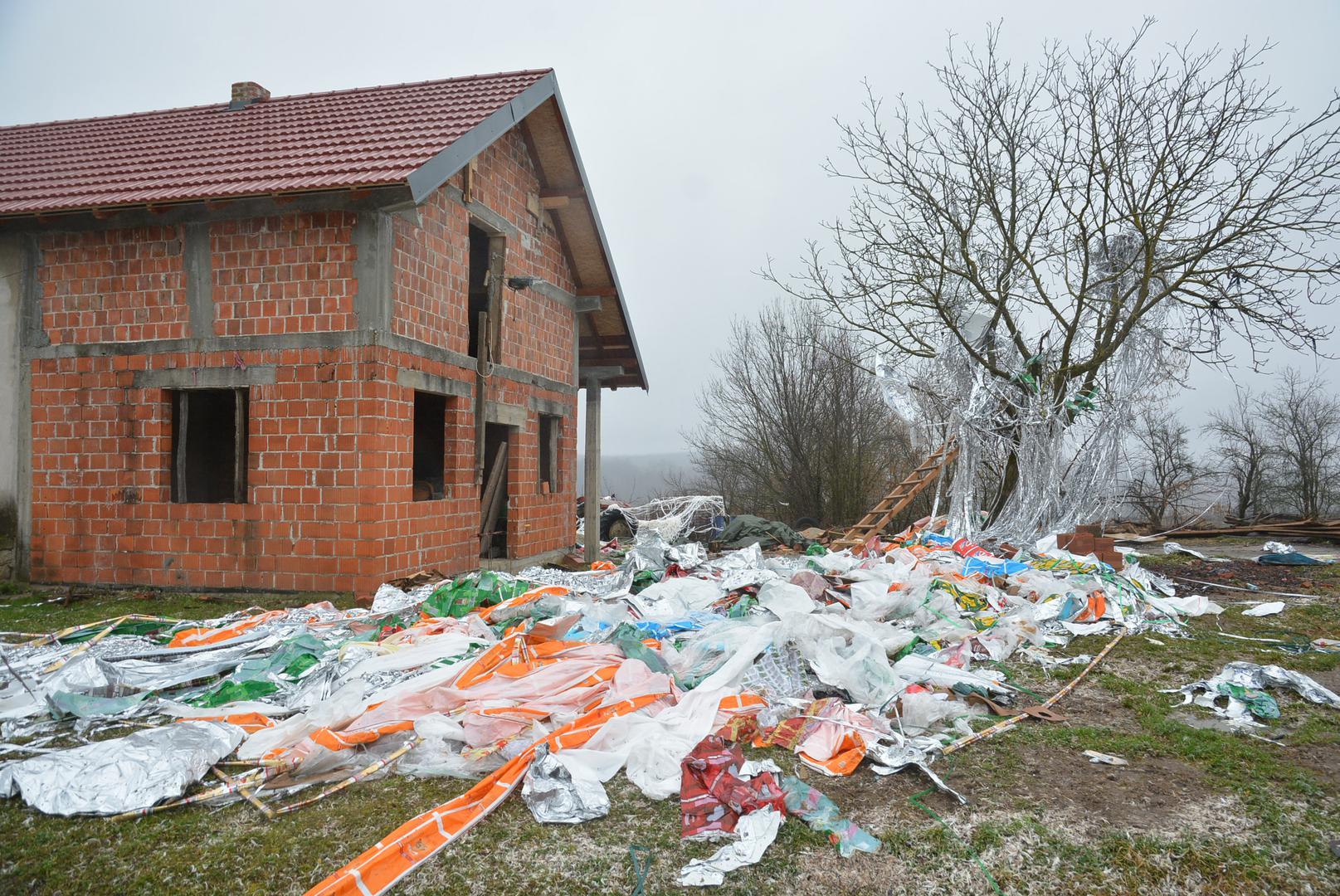 02.02.2018., Gornja Garesnica - Sipanje se s godinama prometnulo u neslavan bilogorski obicaj. Na podrucju Bjelovarsko-bilogorske zupanije njeguje se jedinstven obicaj "slavlja" dolaska kuci majke i novorodjenceta iz bolnice, poznat pod nazivom sipanje. Rodbina, prijatelji i susjedi iskazuju veselje zasipavanjem dvorista perjem i papirima, a neuobicajeni nestasluci postaju ocekivani dio slavlja. Ovo je obicaj koji nema pisana pravila pa on ovisi o "kreativnosti" sipaca. Moze se zateci da se pale gume, sipaju limeni cepovi boca, ostavljaju olupine automobila ili slican otpad. Tako je, umjesto da je zasuta cvijecem, novopecena majka zasuta smecem. Neopisiva je to muka za domacine koji danima moraju cistiti dvoriste. Nekada su se prema narodnim obicajima sipali pljeva i perje. Pljeva koja je cuvala zrno zita, znacila je da se zena ocistila nakon poroda, a perje kako bi novorodjence imalo lagodan zivot poput ptice. "nPhoto: Damir Spehar/PIXSELL                                       