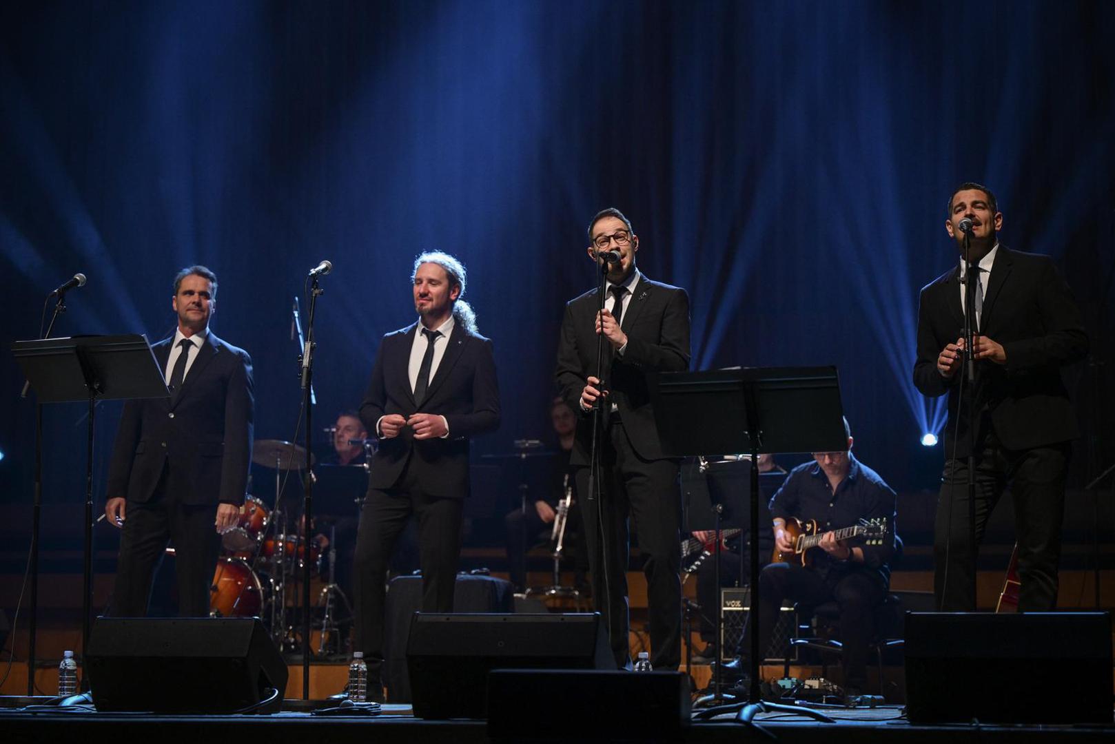 Uz pratnju Orkestra Josipa Cvitanovića, Tenori su publici ponudili novi glazbeni doživljaj za sve generacije. Od novog vala do klapskih klasika i dalmatinskih šansona, pa sve do pop-hitova i evergreena koji su oblikovali njihove živote, kao i živote publike.