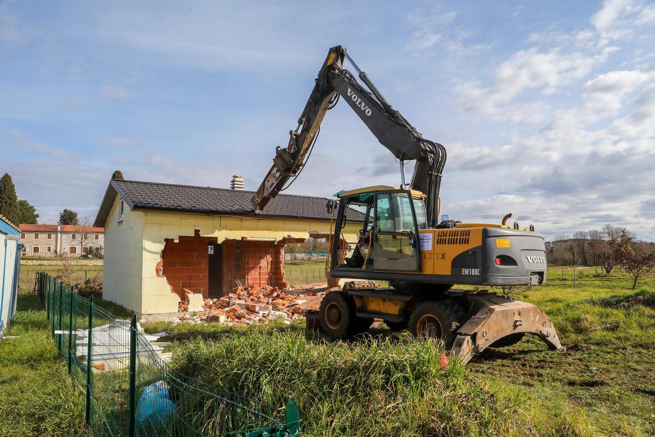 Rovinj: Započeli radovi na uklanjanju nezakonito izgrađenih građevina na području Istre