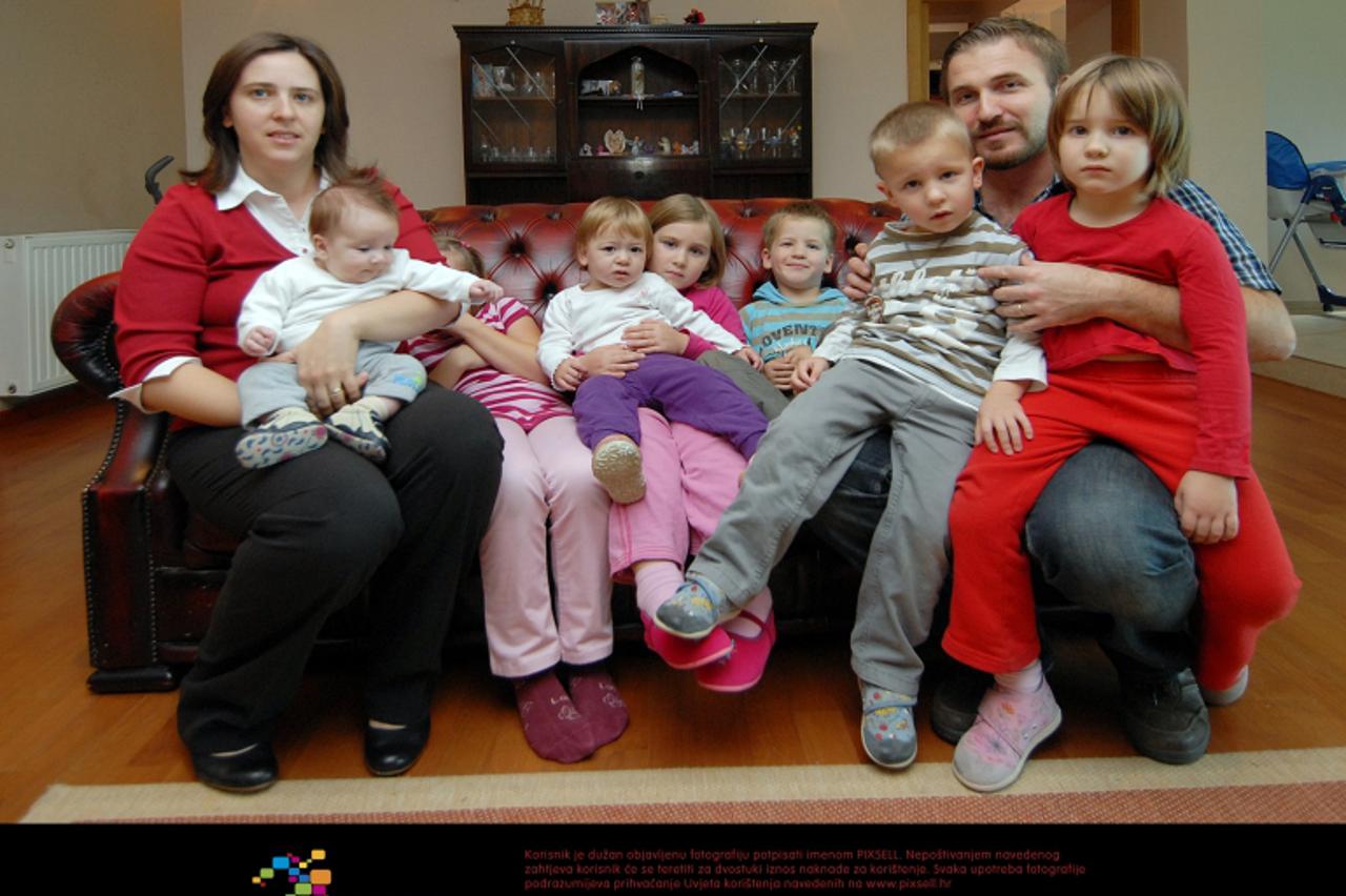 '04.10.2010. Mihovljan - Mladi lijecnici Ivica i Mirjana Dukic odlucili su imati mnogoclanu obitelj i ovog vikenda su krstili svoje sedmo dijete. Photo: Marko Jurinec/PIXSELL'