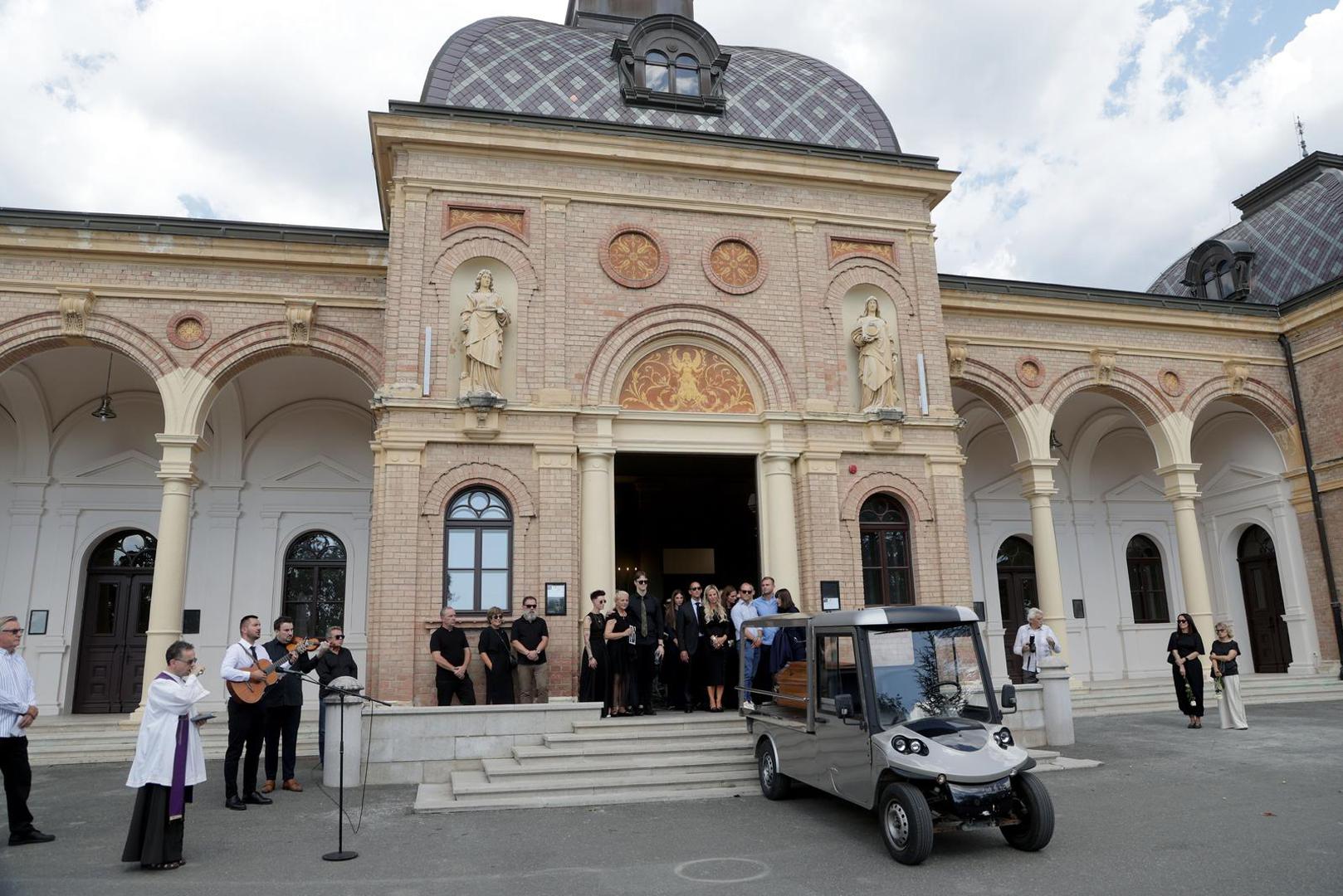 Ksenija je preminula u ponedjeljak, 31. kolovoza, u 88. godini života, a danas su je na posljednji počinak ispratili njezini najbliži te brojni prijatelji, kolege i uglednici.