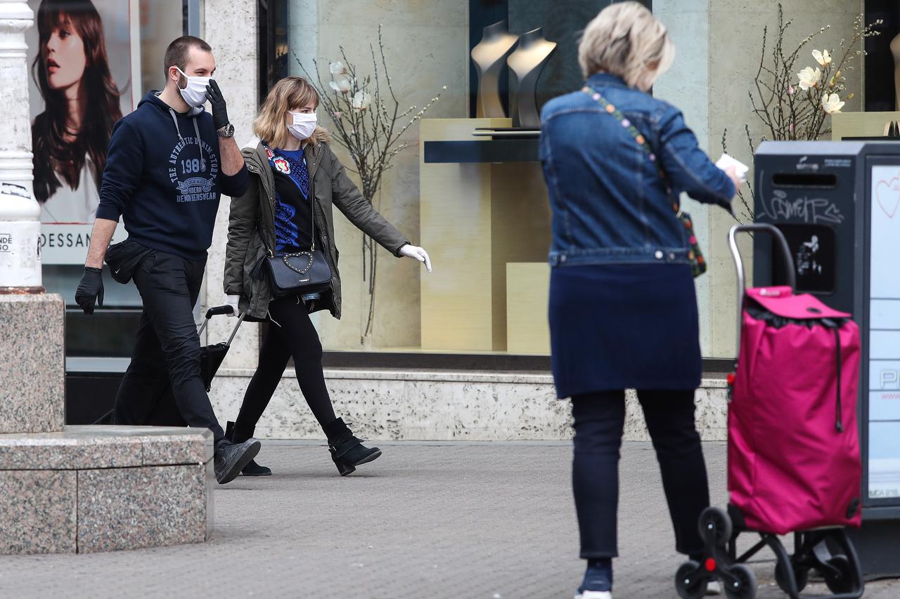 Par u šetnji gradom - koronavirus