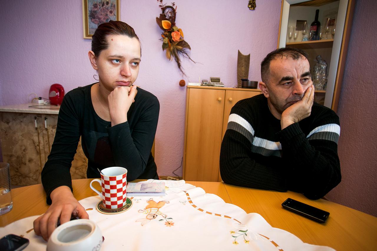 16.02.2016., Ivankovo - Matea Jankovic nakon sto je ostala trudna potpomognutom oplodnjom i iznijela cijelu trudnocu do kraja, rodila je mrtvo dijete zbog nesavjesnog ponasanja i niza gresaka ginekologa u vinkovackoj bolnici. Matea Jankovic i otac Zlatko 