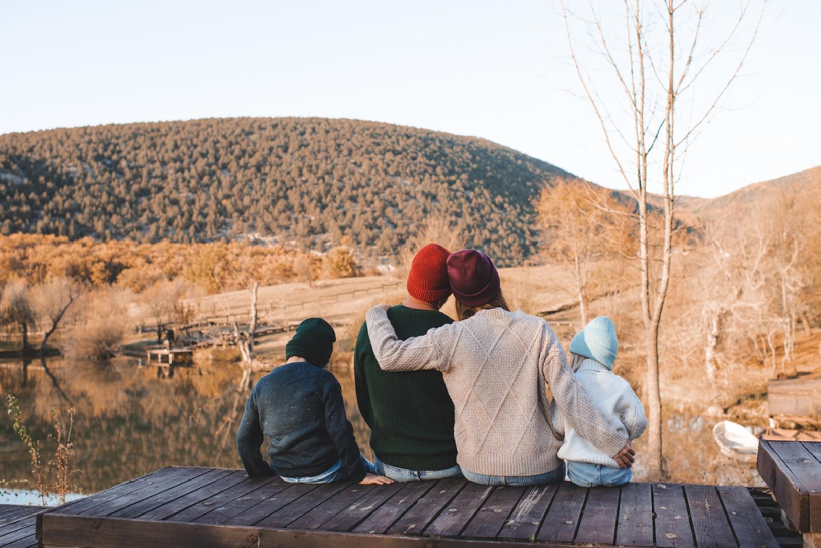 Trend preseljenja iz sela u grad sve je prisutniji i u Hrvatskoj. Mirniji način života, čist zrak i blizina prirode samo su neki od razloga zbog kojih selo za mnoge postaje privlačna opcija. Ako ste i vi među onima koji žive u gradu, a razmišljaju o promjeni, donosimo vam 7 ključnih razloga zašto je život na selu bolji za vas i vašu obitelj.