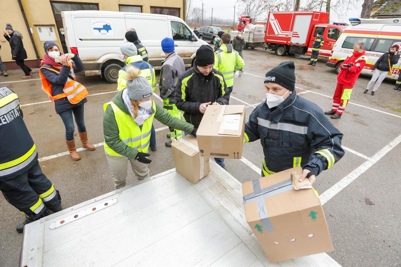 Sisak: Austrijski konvoj kamiona stigao s donacijama za potresom pogođena područja