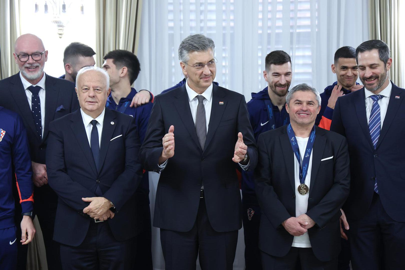 Izbornik Marinko Mavrović zahvalio se prijemu ali i podršci s tribina ljubljanske dvorane Stožice.
"Nismo navikli držati govore, ali mislim da smo svi skupa prepoznali zajedništvo i vjeru koju smo imali na prvenstvu. Hrvatski narod je to prepoznao i došao nas podržati u Stožice dva puta i to je bio naš doček", kazao je Mavrović, dok je kapetan reprezentacije Franco Jelovčić kazao kako se nada da će  u budućnosti broncu zamijeniti zlatom ili srebrom.