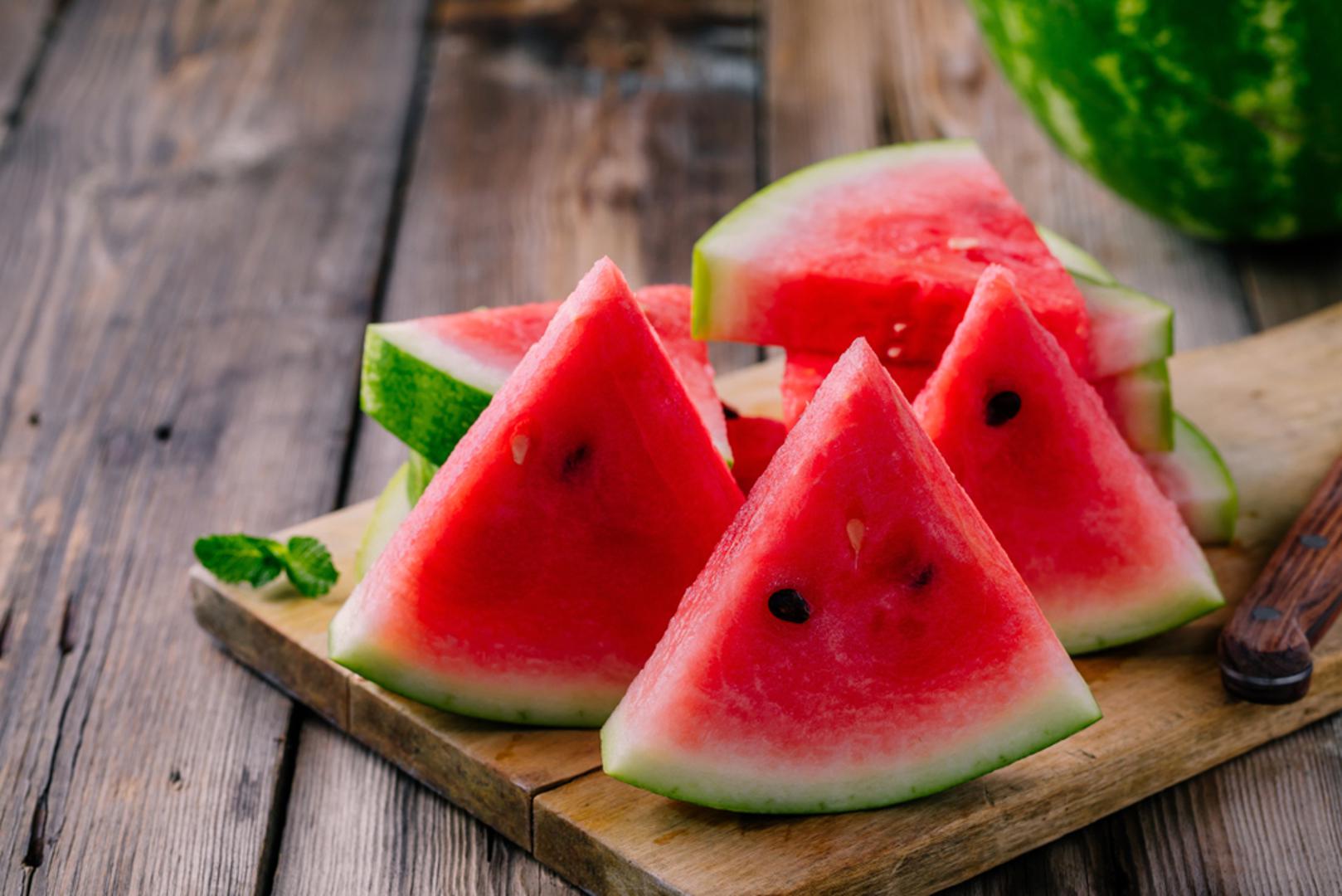Od nje se mogu pripremiti salate, napici, sladoledi, hladne juhe i lagani zalogaji koji osvježavaju već na prvi zalogaj. Budući da je sezona lubenice u punom jeku, pravo je vrijeme da je iskoristimo na malo kreativnije načine.