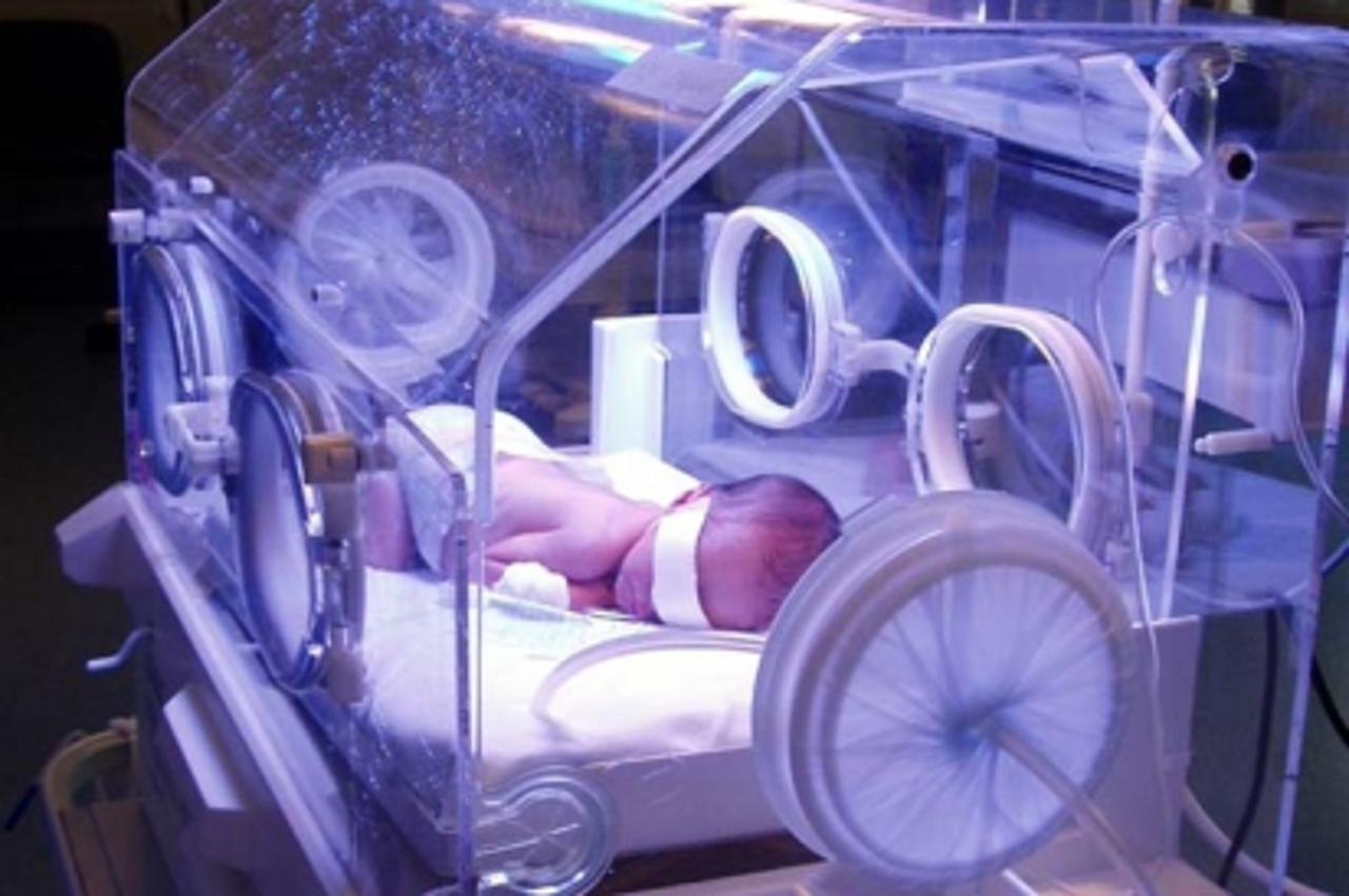 \'za IGORA CAPANA 020905 Donirani inkubator zadarskom rodilistu   snimio: STela Filipi\'