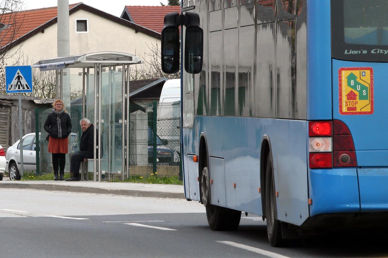 Zagreb: ZET-ova nadstrešnica udaljena desetak metara od stajališta autobusa