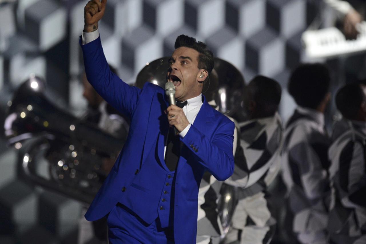 'British singer Robbie Williams performs during the BRIT Awards, celebrating British pop music, at the O2 Arena in London February 20, 2013.   REUTERS/Dylan Martinez (BRITAIN  - Tags: ENTERTAINMENT) F