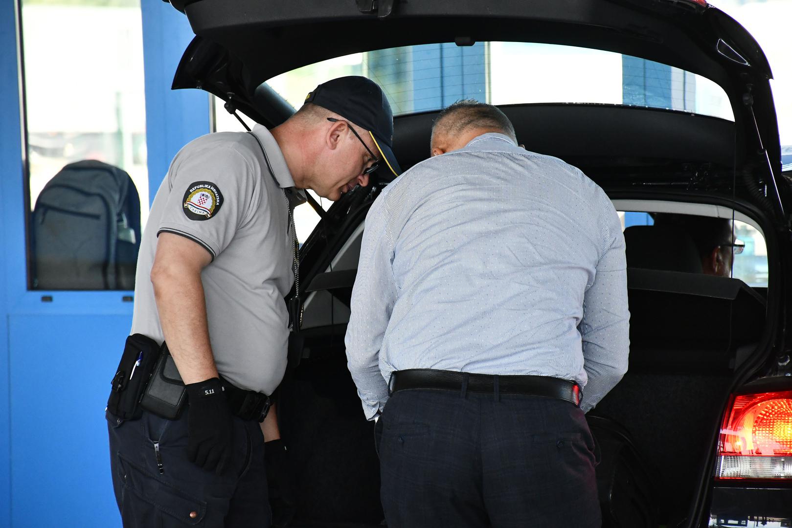 Što će biti nakon toga, nejasno je jer se tek očekuje procjena stupnja oštećenja na starom mostu kod Gradiške, nakon čega bi mogla početi sanacija.