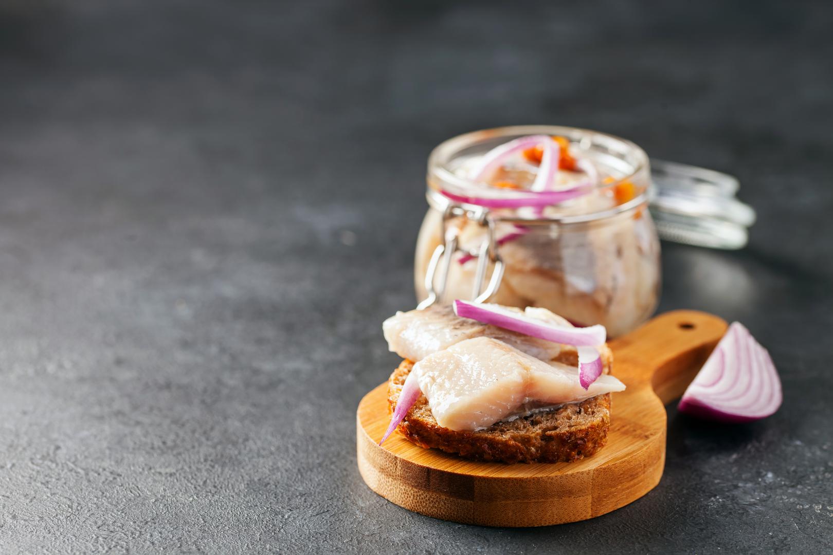 1. Julesild (Danska): Bez obzira je li ukiseljena, dimljena ili pržena, haringa je na jelovniku u Danskoj 365 dana u godini, no Božić zahtijeva posebnu vrstu. Poslužuje se kao predjelo tijekom julefrokosta (božićnih ručkova u kojima se tijekom prosinca uživa s prijateljima, obitelji i kolegama), julesild haringa je ukiseljena i začinjena cimetom, klinčićima i sandalovinom. Najbolje ju je jesti s kriškom rugbrøda (danskog raženog kruha) i žlicom domaćeg remouladea. Ipak, dobro je ostaviti malo mjesta i razna sušena i dimljena mesa koja dolaze uz nju.