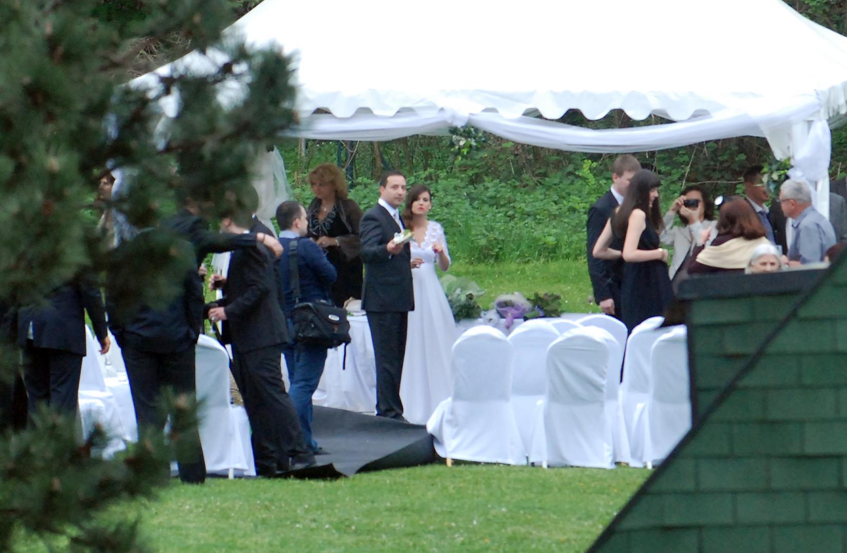  Svoje bračne zavjete izmijenili su pred stotinjak uzvanika u šatoru okruženom zelenilom, a ceremoniju su vodile dvije matičarke.