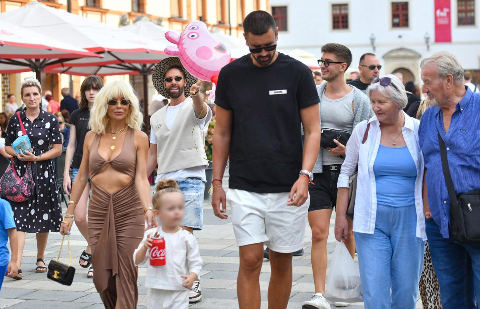 Među njima je i jedna na kojoj stoji 'Tatarinova'. Maja ju je dobila 2019. godine od Nenada Tatarinova s kojim se razvela, a vijest o tome objavili su ljetos.