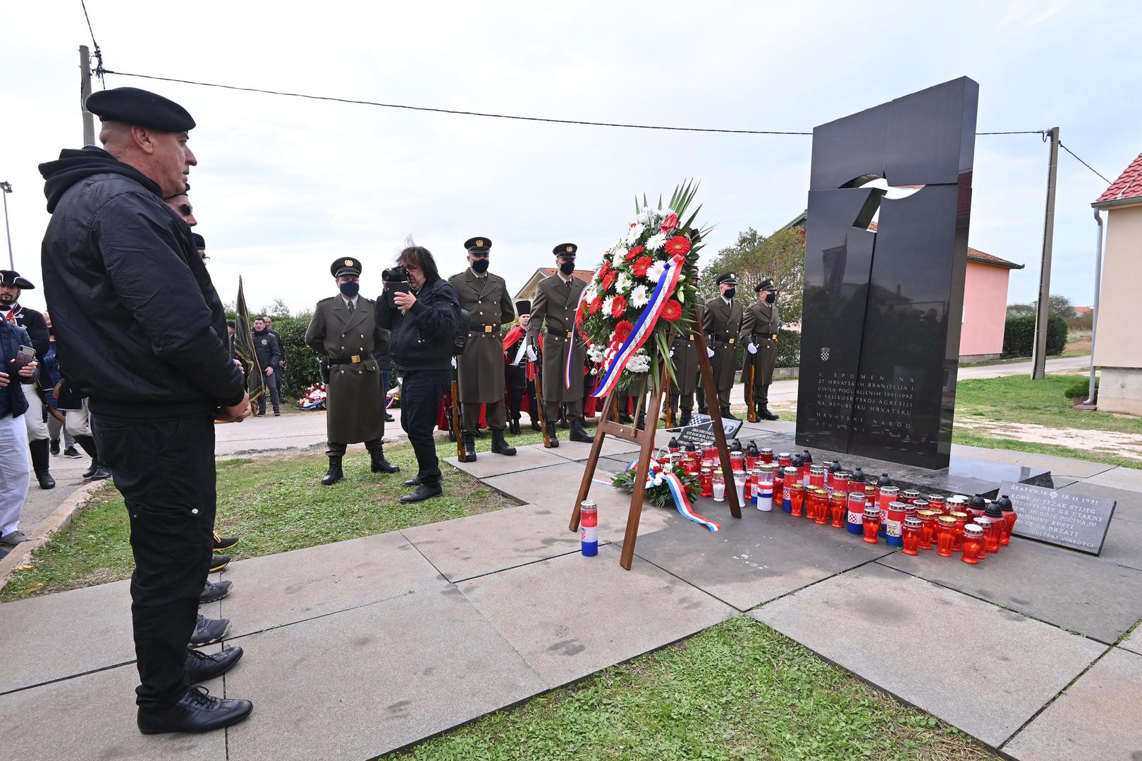 18.11.2021., Skabrnja - Kolonom sjecanja i polaganjem vijenaca na spomen obiljezje masovne grobnice obiljezava se 30. godisnjica stradavanja branitelja i civila. 