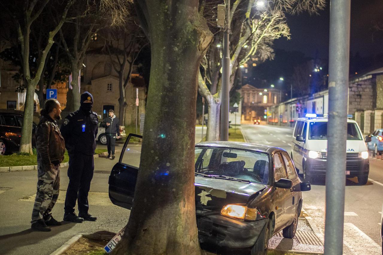 Pula: Bježali policiji u ukradenom automobilu pa se zabili u stablo