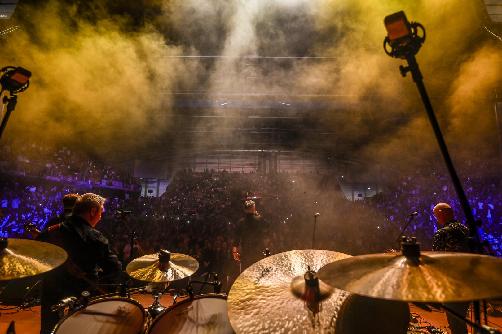 09.12.2023., Frankfurt - Hrvatska Noc , spektakularan koncert u Frankfurtu , 10 izvođača,10 sati glazbenog programa za 13 000 posjetitelja.  Najvece je okupljanje Hrvata i njihovih prijatelja u iseljenistvu . Dogadjaj na koji se ceka cijelu godinu. Na koncertu u Frankfurtu  veceras nastupaju najvece hrvatske glazbene zvijezde:  Petar Grašo, Prljavo kazaliste, Jole, Jelena Rozga, Mate Bulic, Zlatko Pejaković, Crvena jabuka, Miroslav Škoro, Mladen Grdovic, Sinisa Vuco. Tisuce Hrvata i njihovih gostiju  koji u Frankfurt dolaze iz Novog Zelanda , SAD , Europe i cijelog svijeta . Miroslav Škoro pjevao za sve poginule Hrvatske branitelje i Hrvatske generale, za Hrvatskoga covjeka koji nikada nije mrzio tudje samo je volio svoje. Photo: Igor Soban/PIXSELL