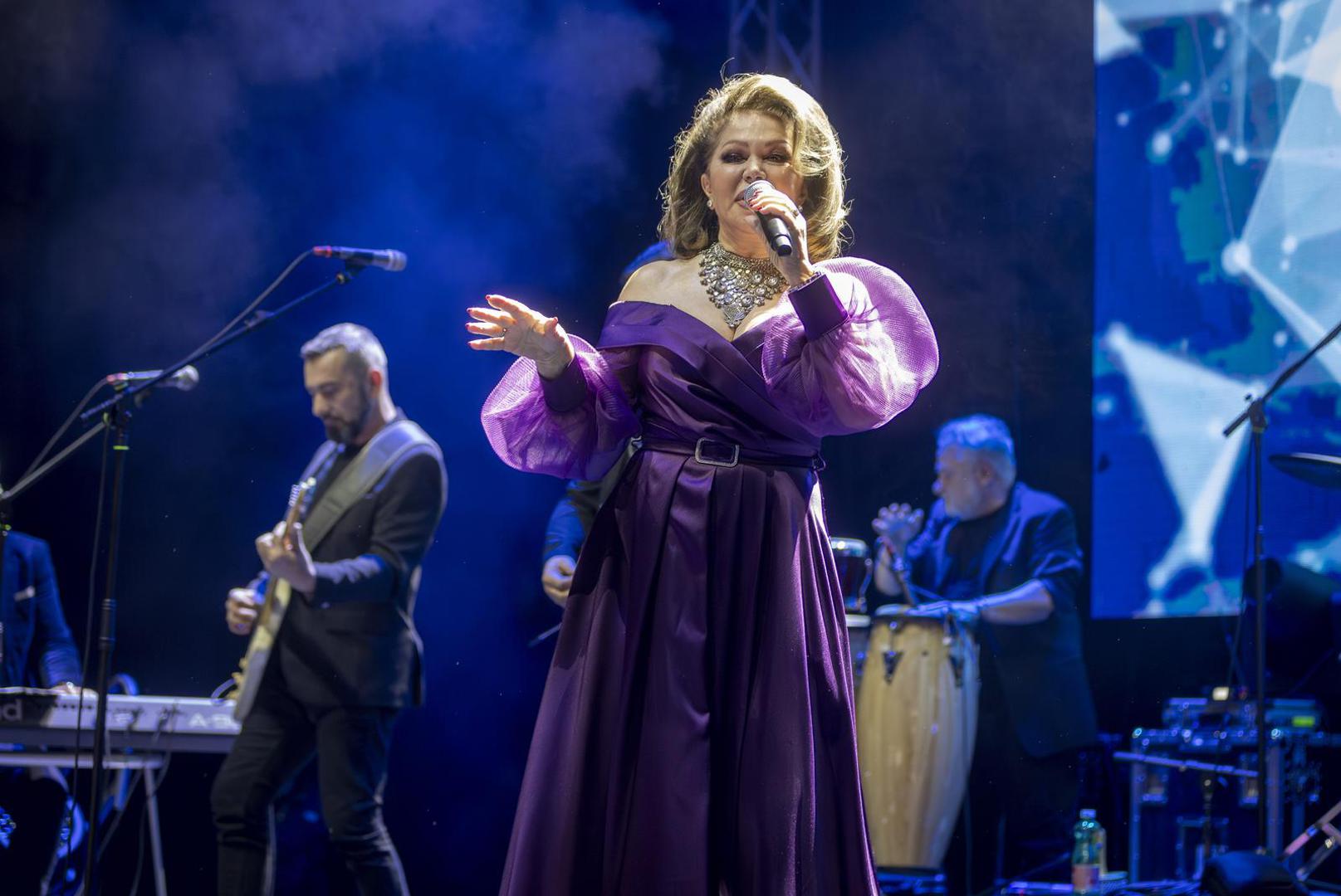 Pjevačica je Slavonkama i Slavoncima dovela specijalnog glazbenog gosta. Na pozornici joj se pridružio Ivan Zak i zajedno su izveli svoj dobro poznati duet "Tetovaža". "Dao Bog da ti ja pjevala na piru", našalila se Neda. Nije nedostajalo ni poklona pa je od vjernih fanova dobila veličanstveni buket.