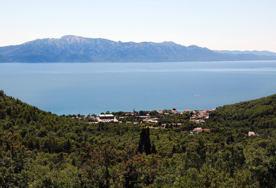 Zaostrog, malo turističko mjesto na Makarskoj rivijeri