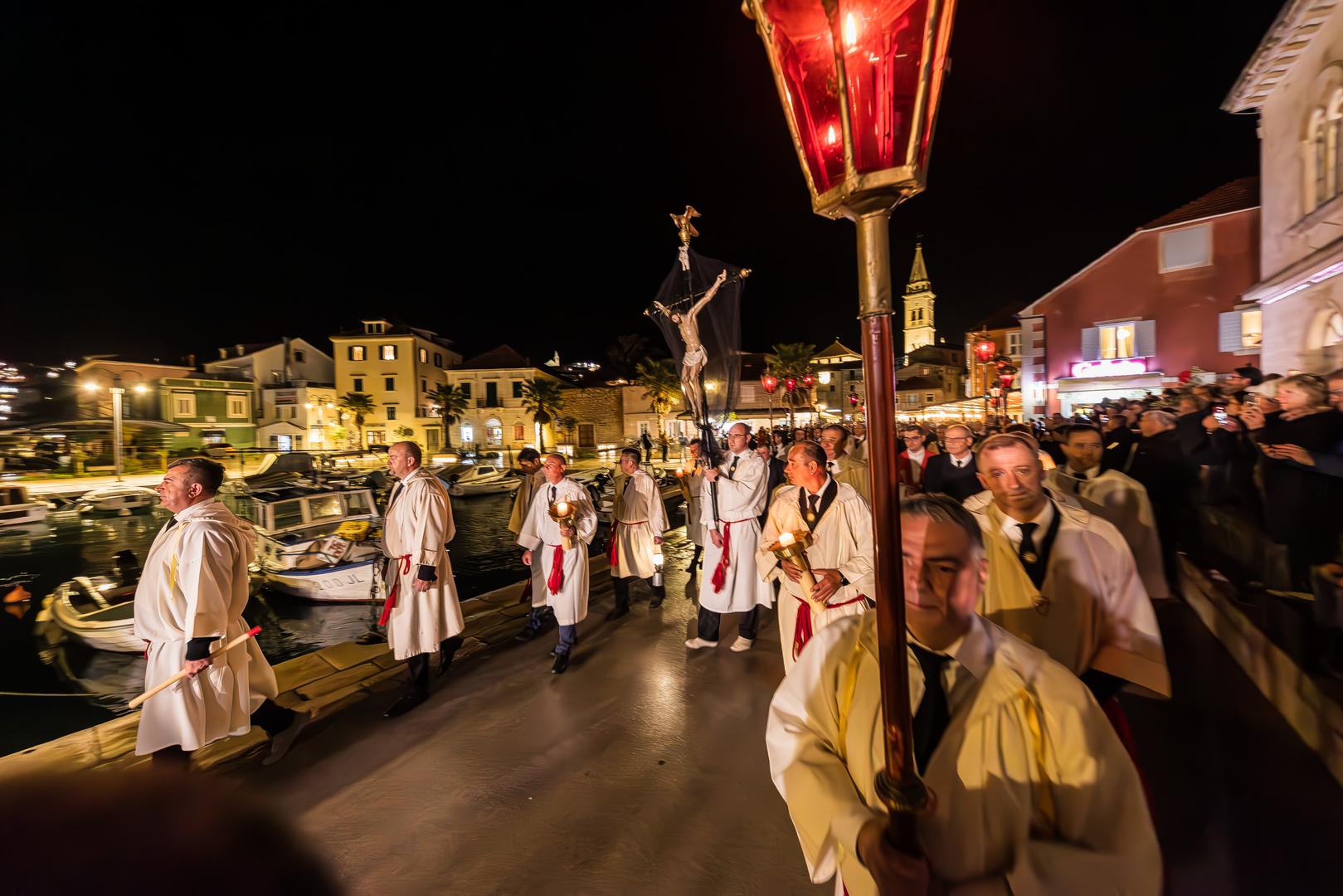 Procesija se održava u središnjem dijelu otoka Hvara u Velikom tjednu, točnije u noći Velikog četvrtka, kada se u župnim crkvama Jelse, Pitava, Vrisnika, Svirača, Vrbanja i Vrboske.