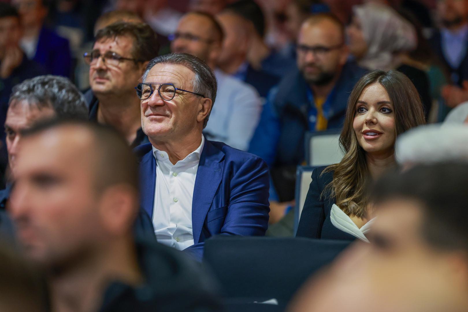 U to vrijeme Mamić je još uvijek bio u formalnom braku s Marinom Mamić, s kojom ima dvije kćeri, a izvori tvrde da je Jelena čak bila viđena kako ispija kave s njegovom tadašnjom suprugom, zbog čega se dugo nije ni pretpostavljalo da su u vezi. 