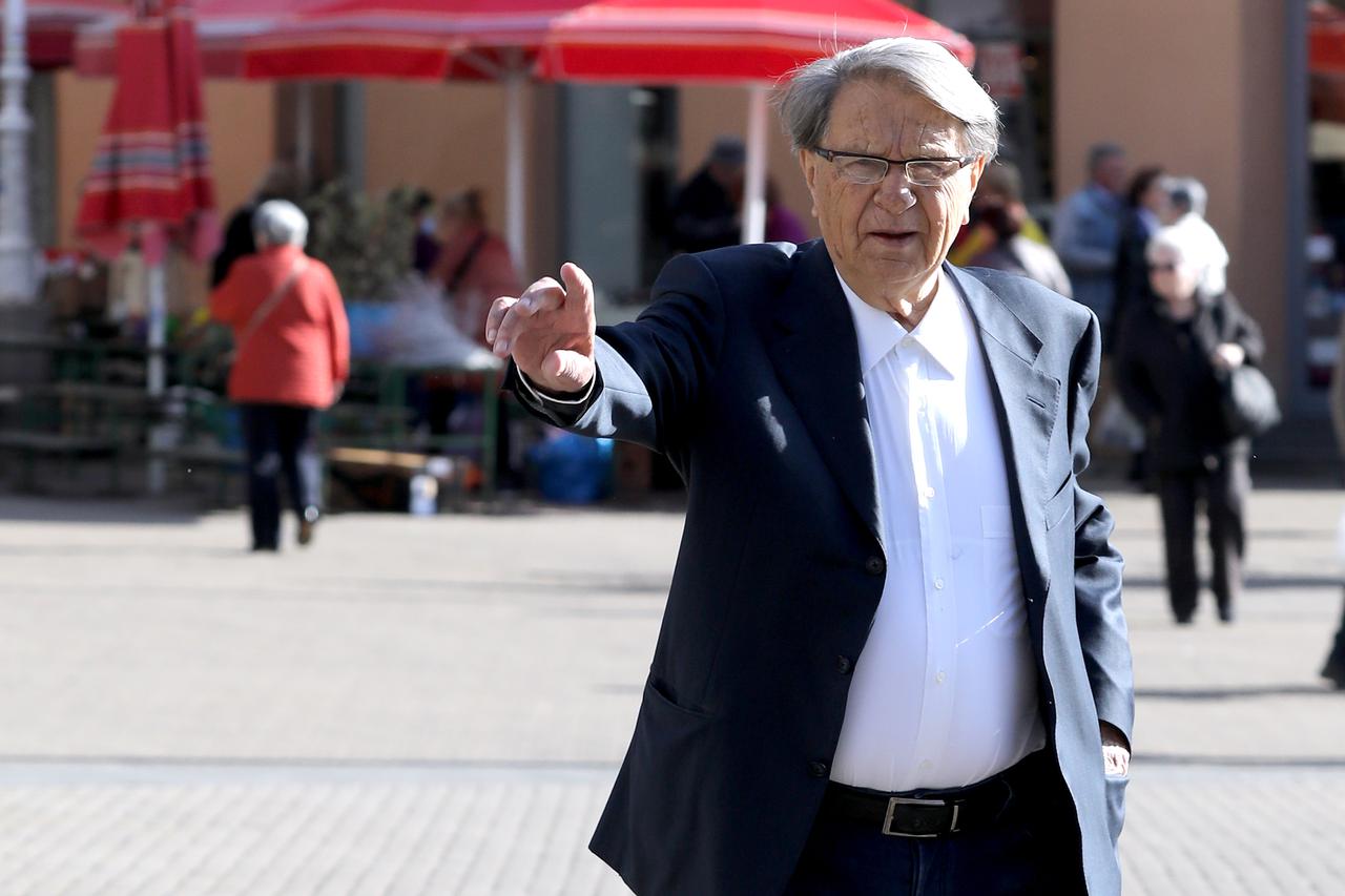 Zagreb: Ćiro Blažević dobro raspoložen prošetao glavnim gradskim Trgom