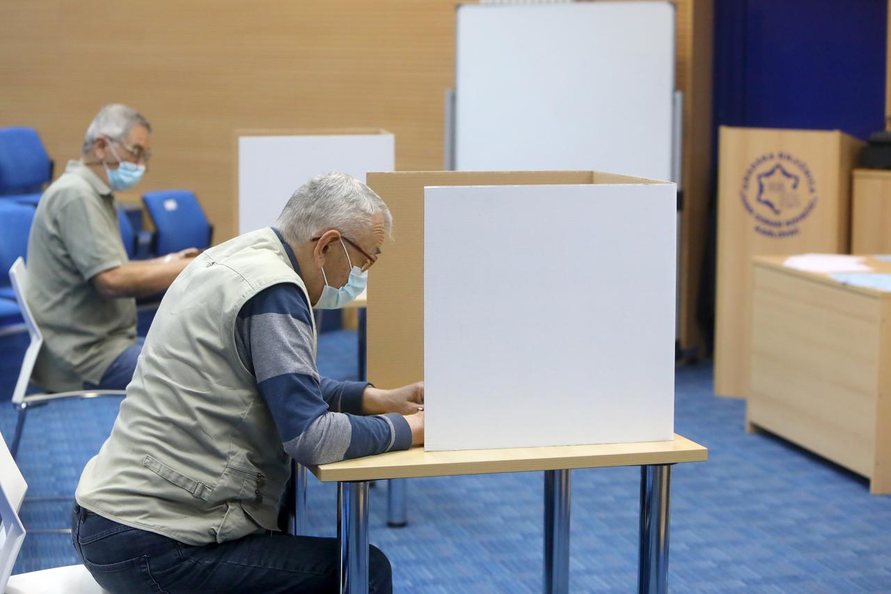 Građani Karlovca izašli su na birališta
