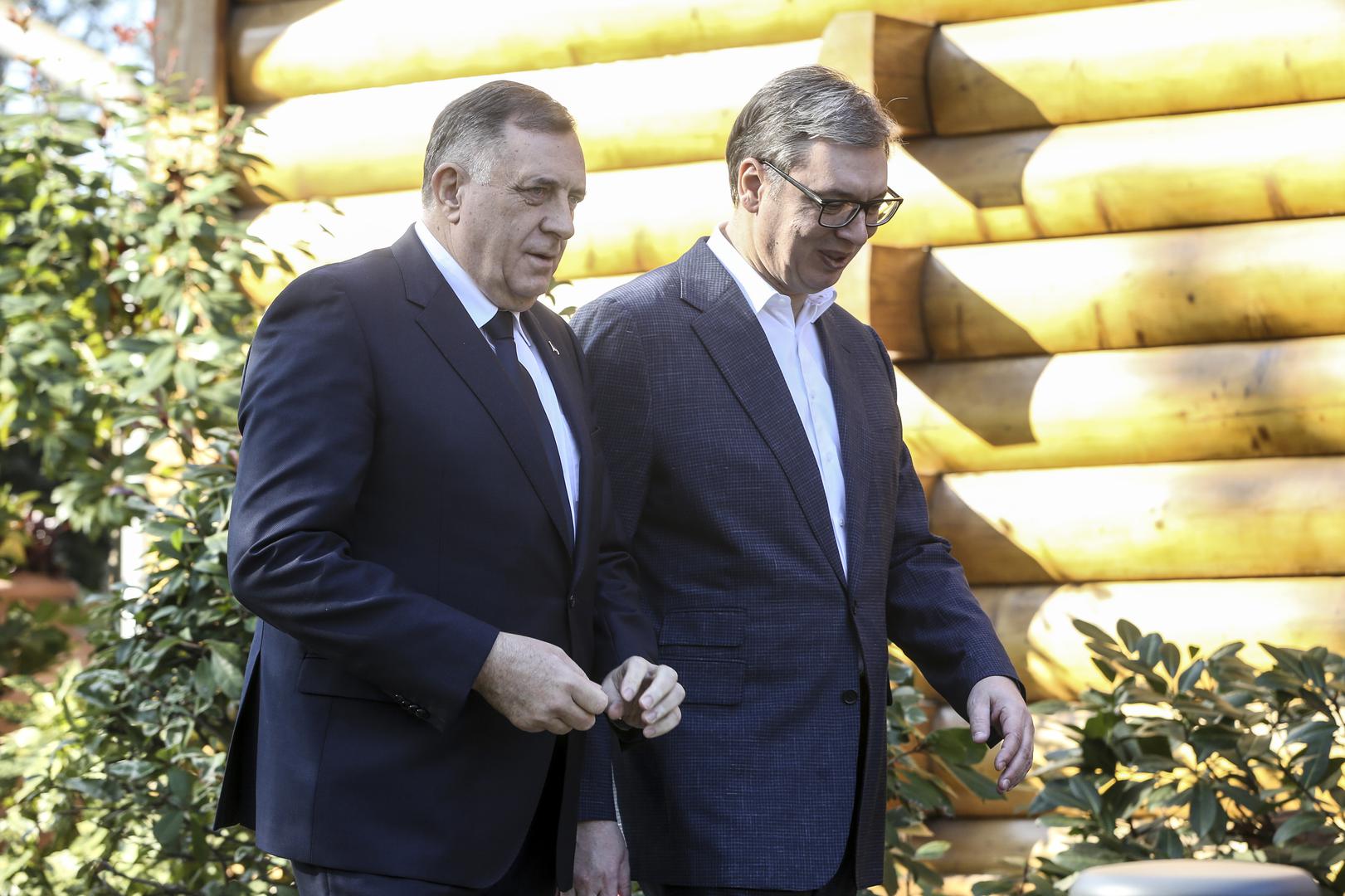 Šezdesetpetogodišnji čelnik, koji je svojedobno bio miljenik Zapada, već dugo gaji bezgranično divljenje prema ruskom predsjedniku Vladimiru Putinu, kojemu je ostao vjeran i nakon ruske invazije na Ukrajinu u veljači 2022. Nedavno je proslavio pobjedu Donalda Trumpa na američkim predsjedničkim izborima i njegov povratak na vlast. Dok se također hvali svojim savezništvom s Kinom i s Mađarskom Viktora Orbana, s kojima se redovito sastaje, Milorad Dodik svoj politički uspon paradoksalno duguje Zapadu.