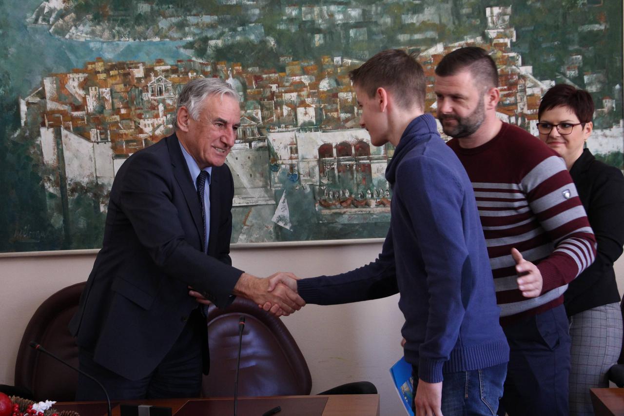 Župan Dobroslavić dodijelio je stipendije nadarenim učenicima i studentima