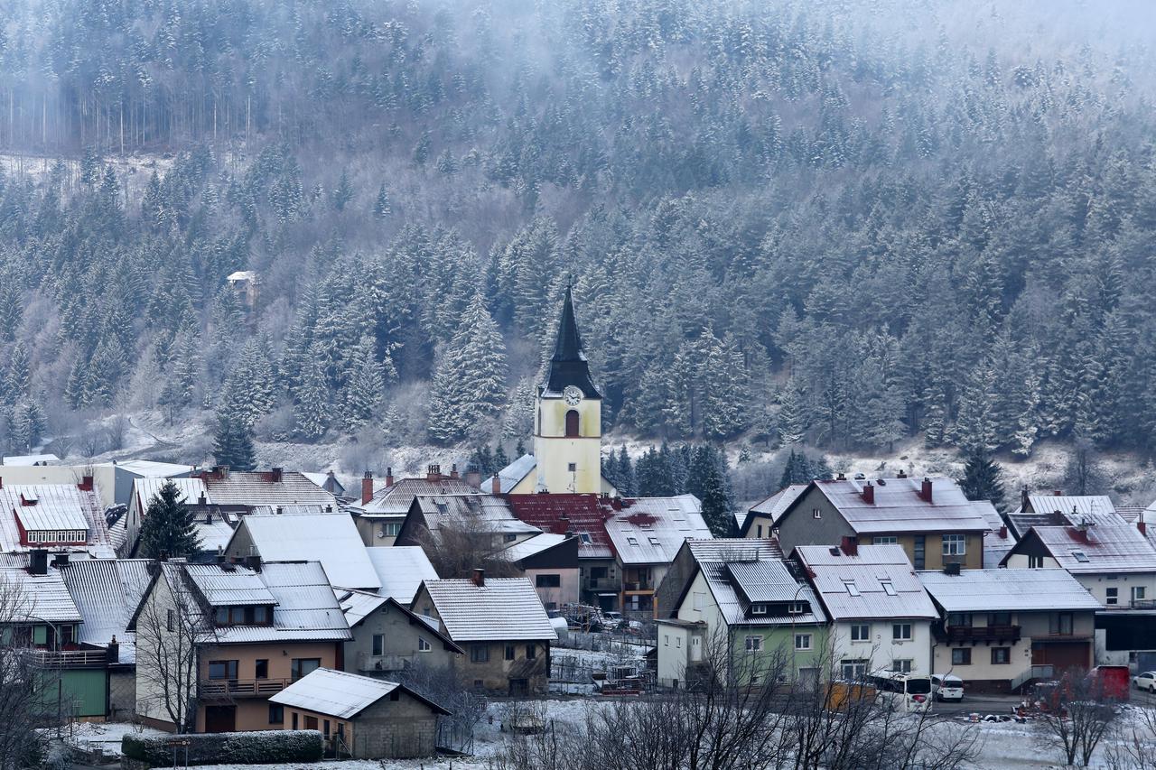 Delnice: Prvi ovosezonski snijeg u Gorskom kotaru i na skijalištu Platak