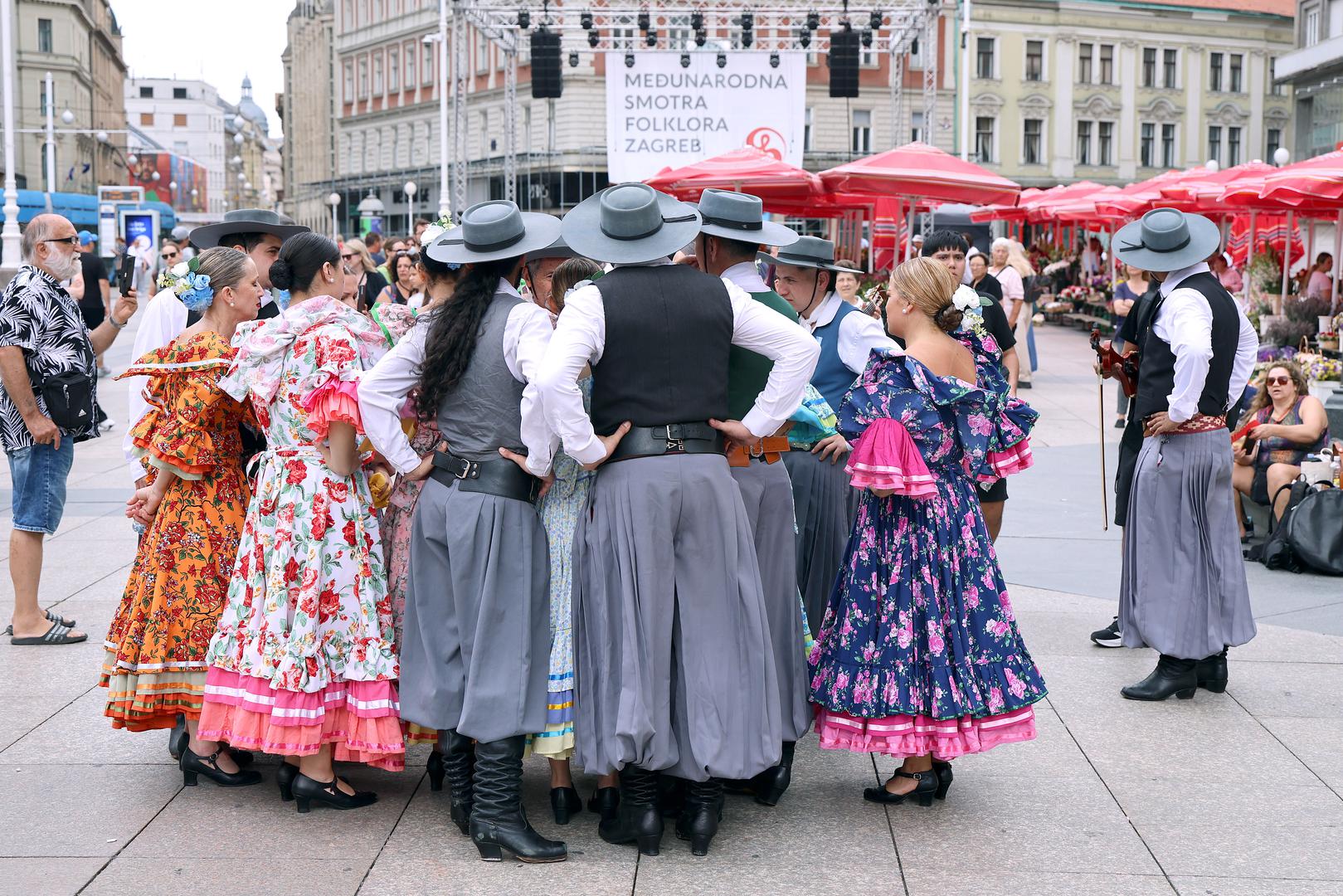 U tijeku je jubilarna 60. Međunarodna smotra folklora koja traje do 19. srpnja. Jutros se u centru Zagreba održala Folklorna šetnica u kojoj su skupine iz cijelog svijeta predstavili glazbu, ples i nošnju svojih zemalja.