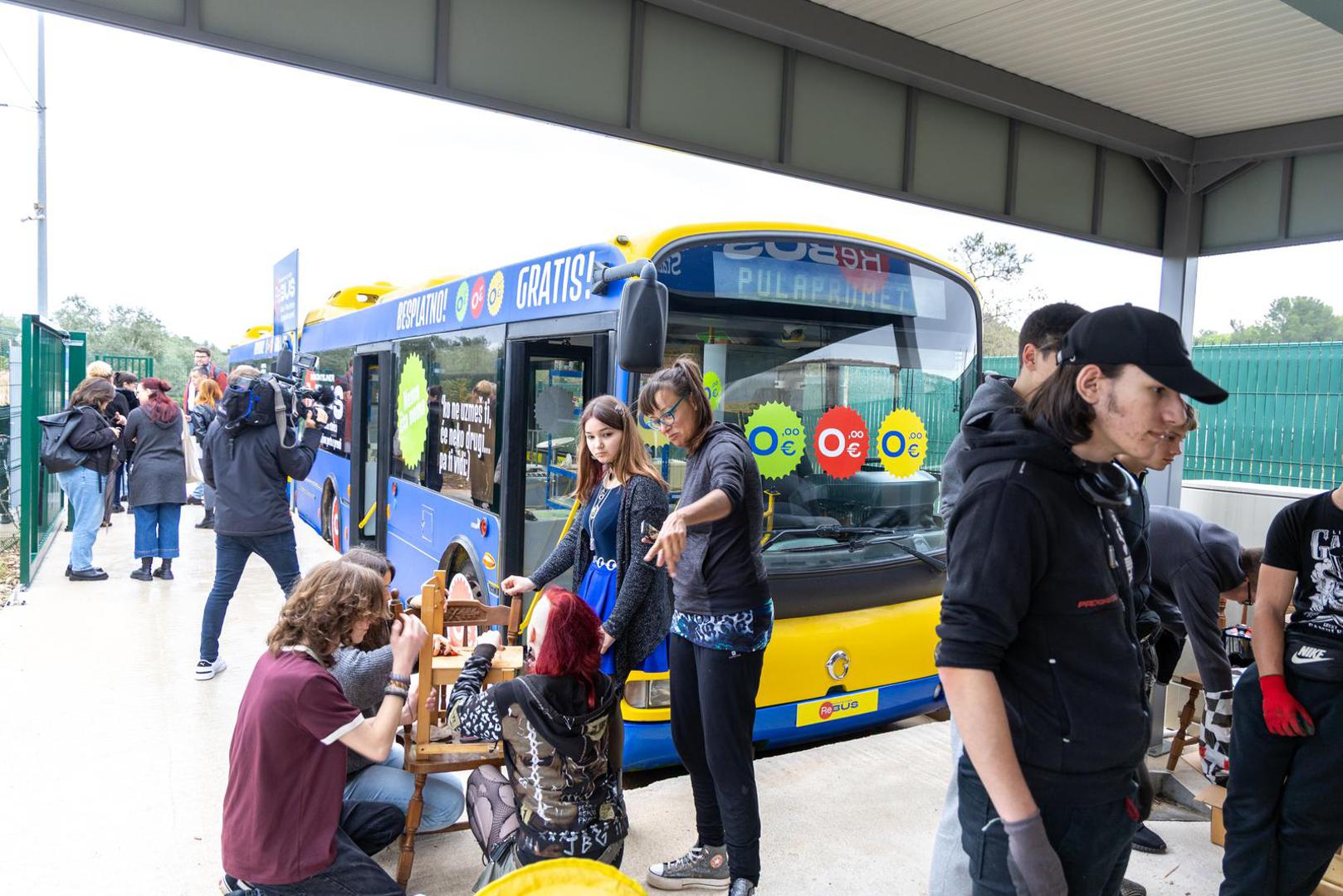 Posebnu čar projektu daje činjenica da je ReBus smješten u prenamijenjenom starom autobusu, koji su učenici preuredili u funkcionalan i atraktivan prostor za razmjenu.