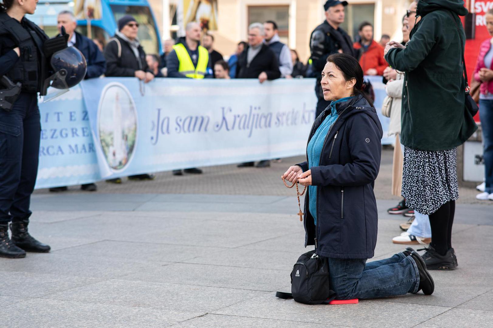 Okupili su se nasuprot molitelja i transparentima i zvižducima prosvjedovali protiv njihovih akcija. 