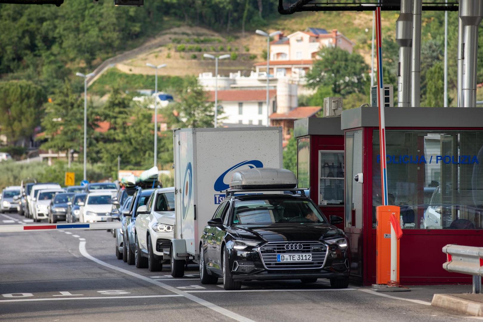 22.05.2020.. Plovanija - Strani drzavljani ulaze u Hrvatsku na granicnom prijelazu Kastel.Photo: Srecko Niketic/PIXSELL