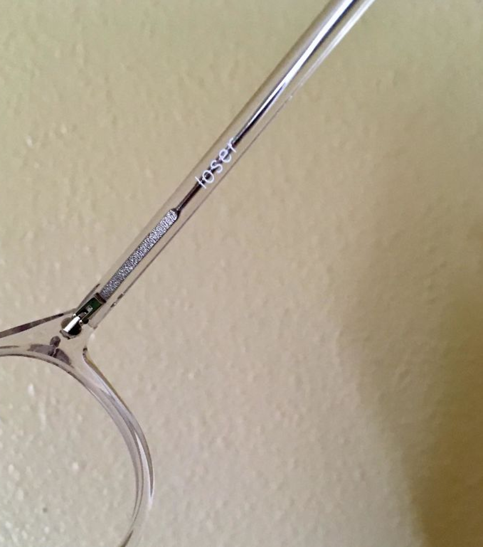 Sada već bivšem dečku kupila je dioptrijske naočale, a potrudila se i da budu posebne - ugravirala je riječ 'luzer' na unutrašnjost okvira.