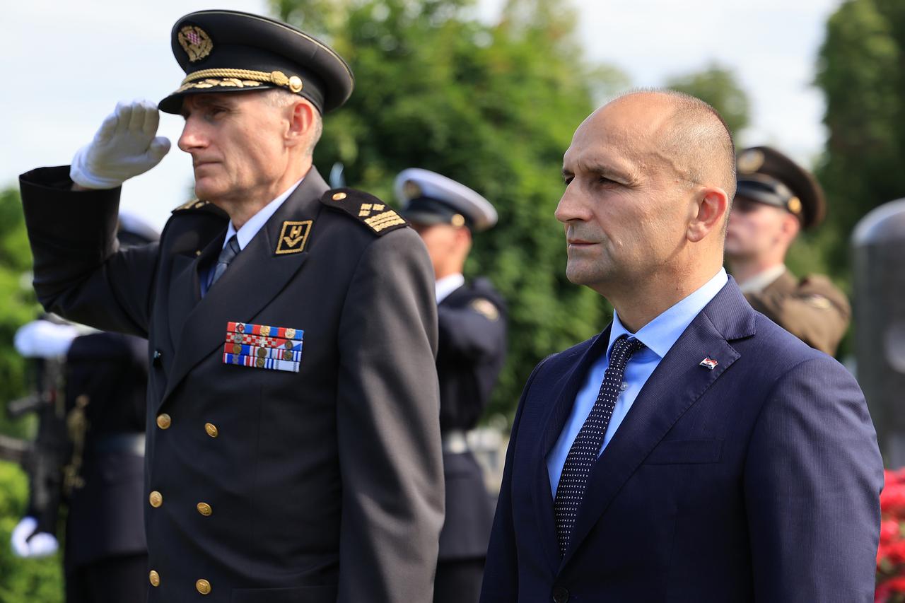 Zagreb: Ivan Anušić položio vijence na posljednjim počivalištima dosadašnjih ministara obrane i načelnika Glavnog stožera na Mirogoju